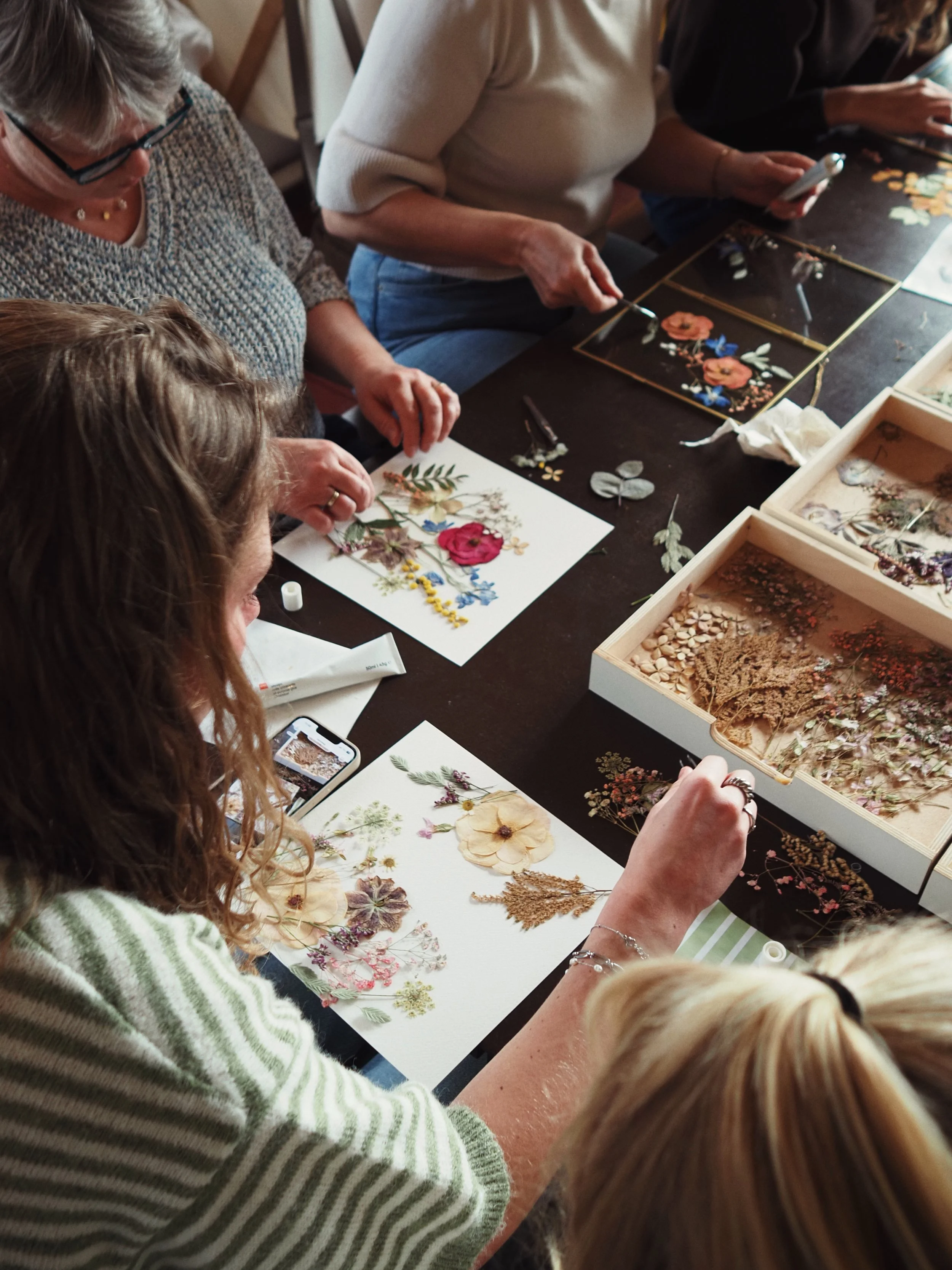 Middagworkshop bloemencreatie maken in de kas van zorgboerderij Swaenensteyn 