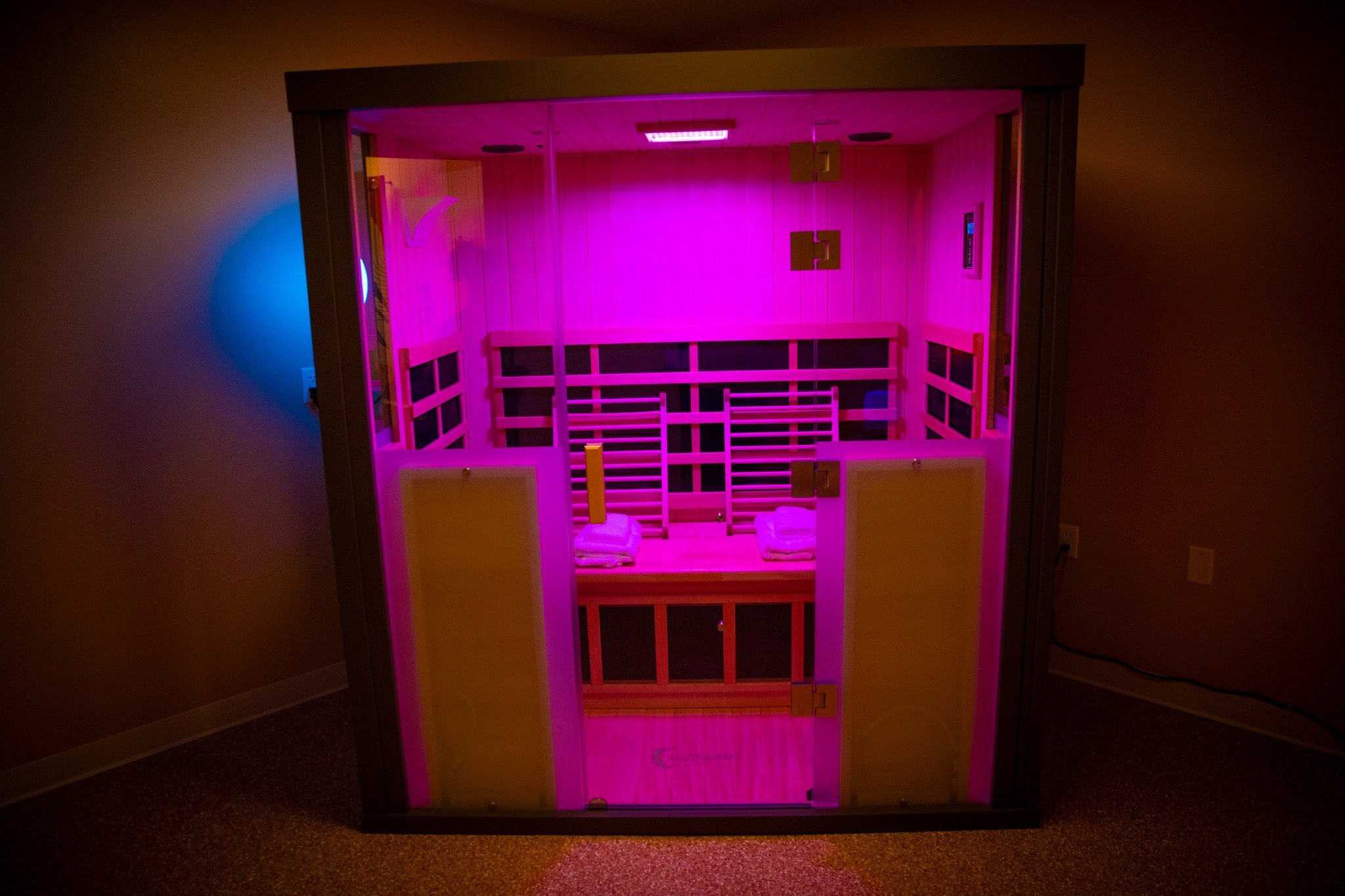 We know that stress and anxiety can impact both the body and mind&hellip;

HaloSauna is here to help! Infrared heat and salt therapy combine to create a peaceful, calming environment for your mind while you detox your body.

The infrared heat promote