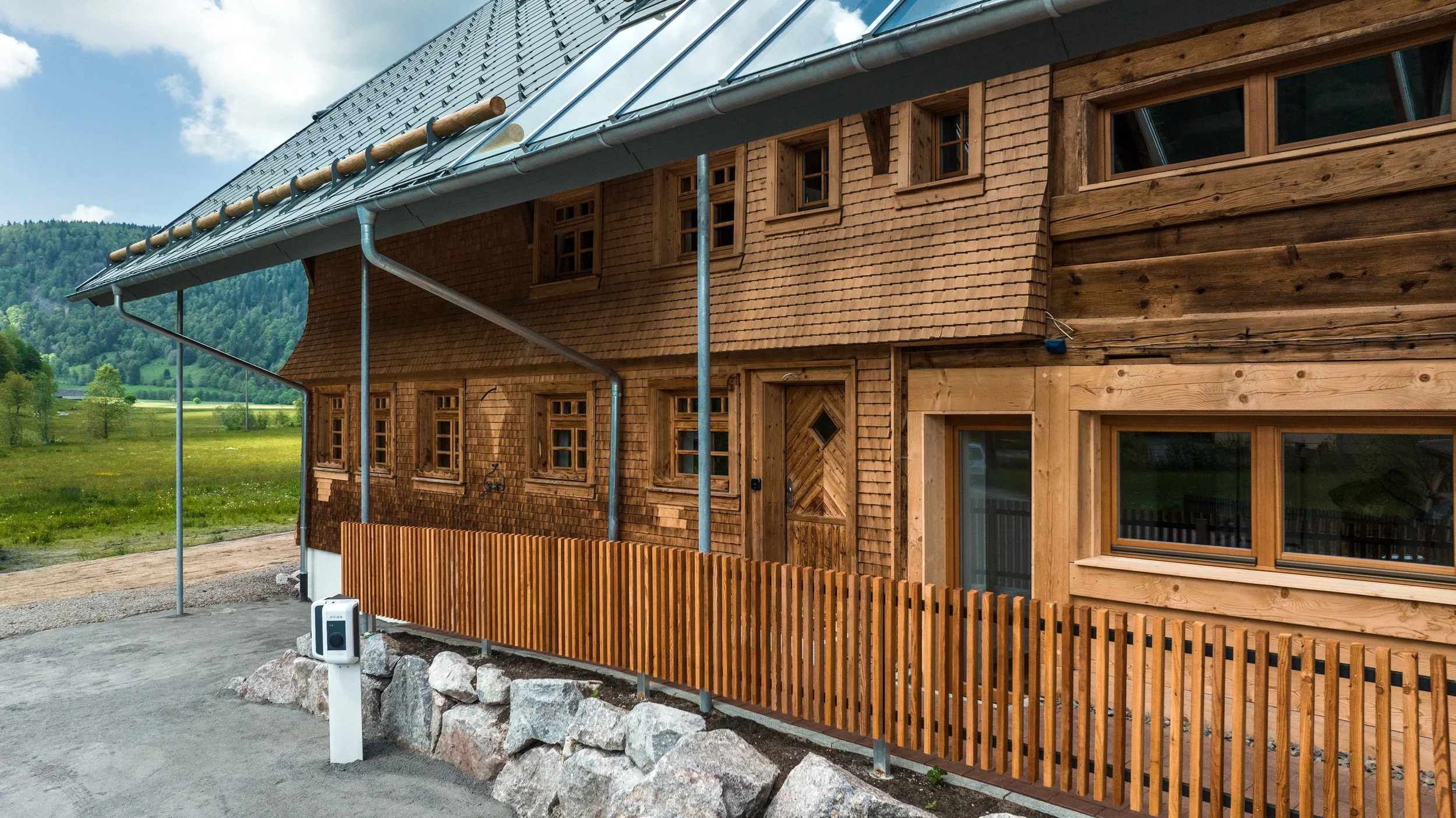 Bruderhof Eingangsveranda.jpg