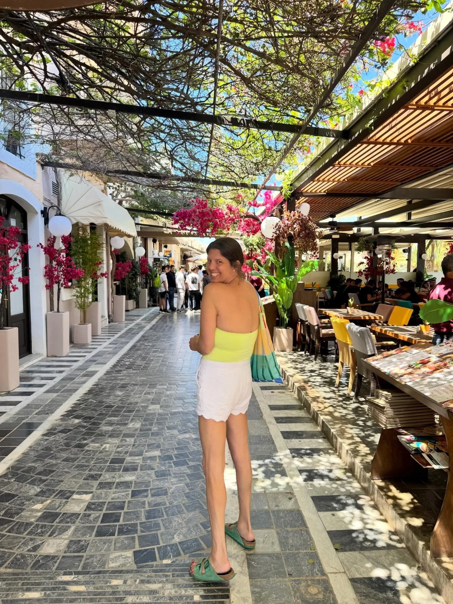 A few faves from the past 19 (!) days in Greece leading the #EnchantmentExperience with my forever world traveling sisters @thelucyosborne + @alisonleipzig and then adventuring on with my guys. 💙🤍

From mountaintop villas to volcanic beaches, from 