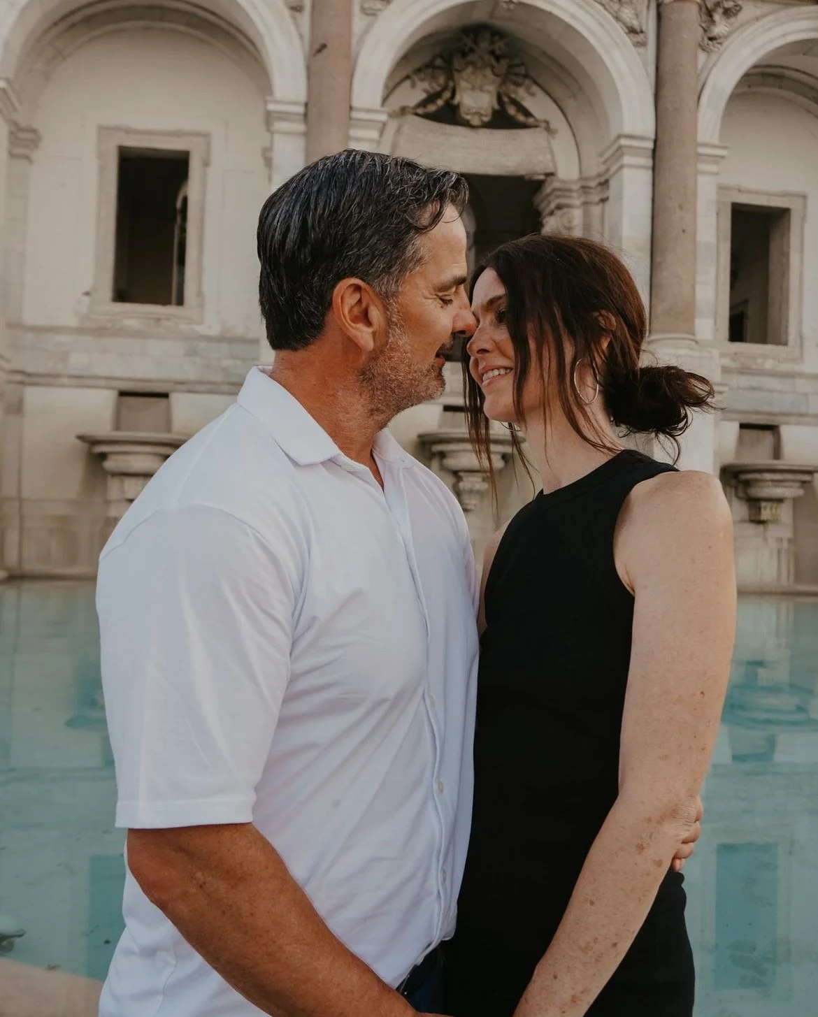 Romantic couples photography in italy with architectural and fountain backdrop.