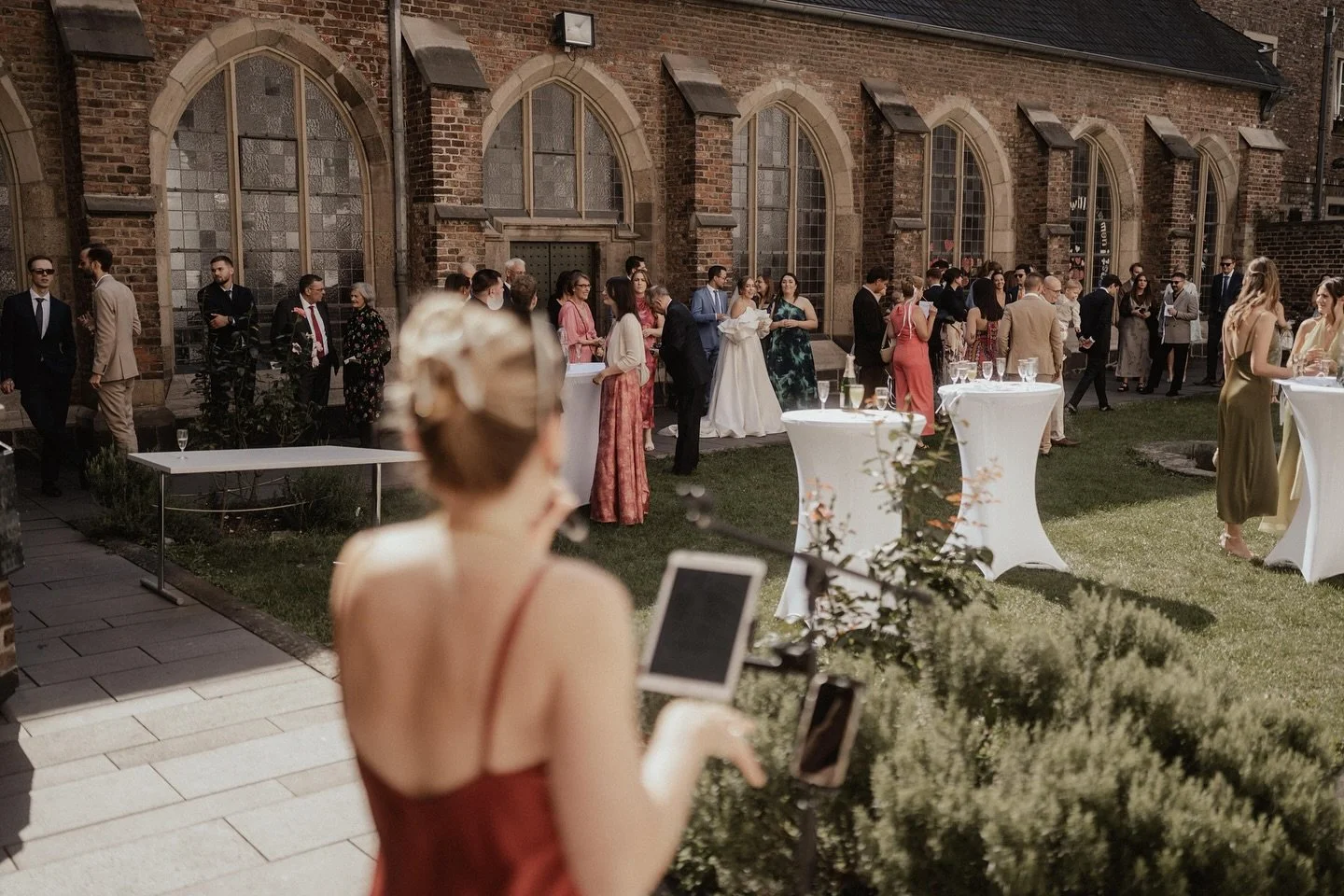 cr&eacute;mant, september-sonne &amp; lovebirds vibes &hearts;️🥂

📸 @js.imaging 

_____
#kirchlichetrauung #sektempfang #septemberwedding #hochzeit2025 #hochzeitss&auml;nger #brautlook #musikzurtrauung #weddingsinger