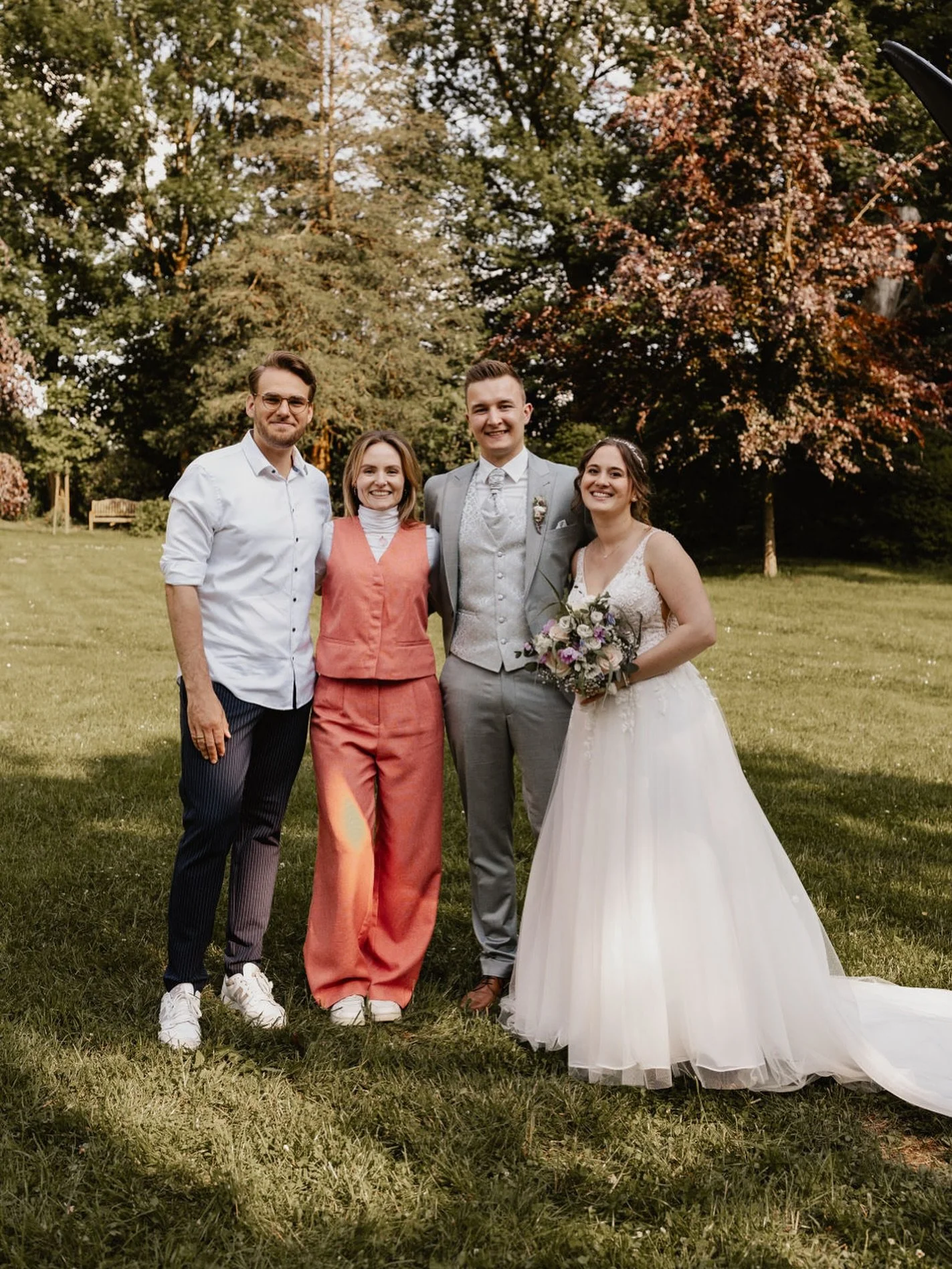 Die Hochzeit von Lea &amp; Nils.🤍
Danke f&uuml;r euer Vertrauen! 🥹
Das Bild gibt mir richtig sch&ouml;ne Herbst-Vibes irgendwie, dabei ist es im Juni entstanden🤫☀️🍁🍂

📸 @taja.fotografie