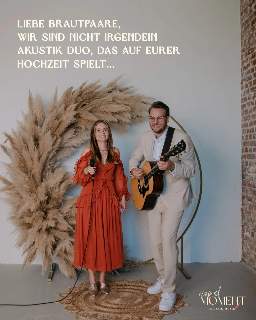 Wir sind nicht irgendein Akustik Duo, das auf eurer Hochzeit spielt. Wir sind das Akustik Duo, 
✨ das Intimit&auml;t f&uuml;r euch kreiert.
✨ das Connection an eurem Tag schafft.
✨ das unaufdringlich ist.
✨ das einen Marmeladenglasmoment zaubert, den