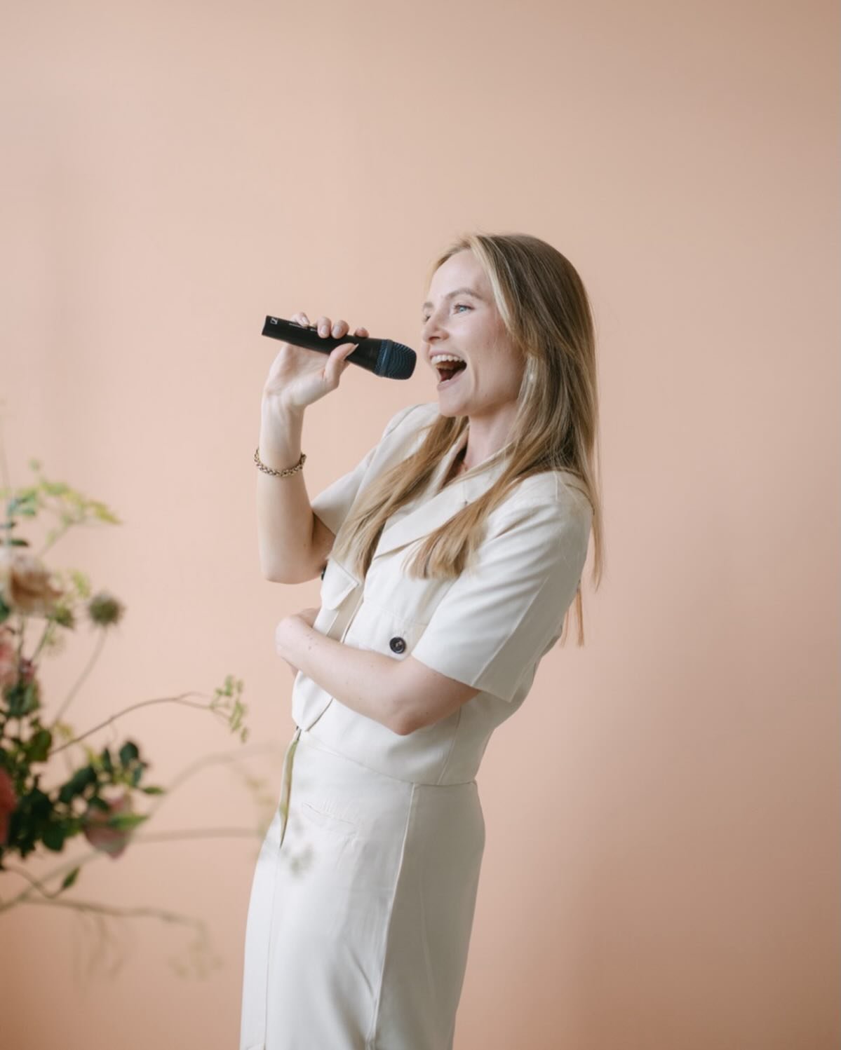 so ready for this season 🎙️🧡❤️&zwj;🔥😍🫶🏼

Foto: @leafeicks.de 

#wedding2026 #livemusic #hochzeitss&auml;ngerin