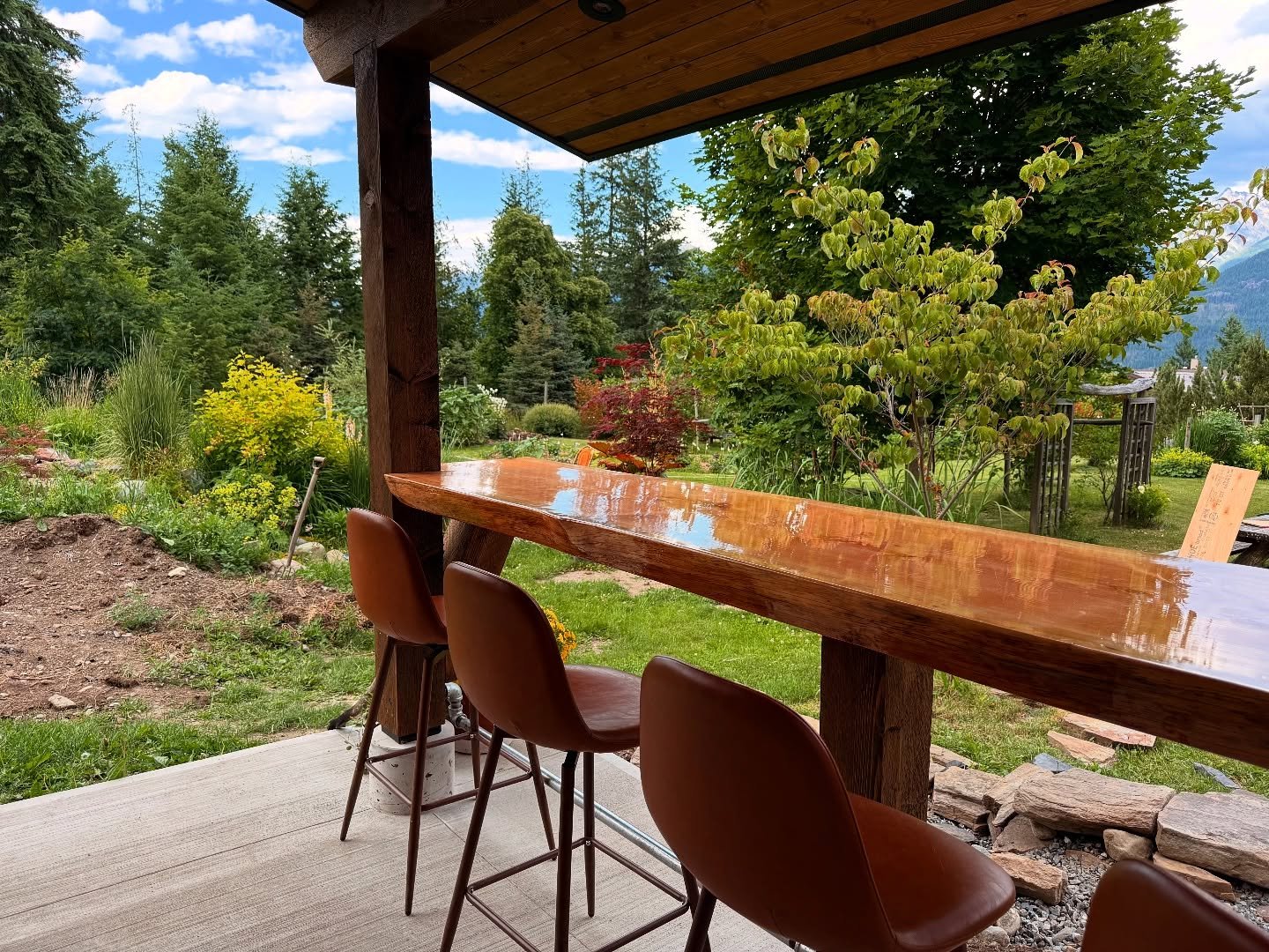 A stunning transformation for this detached garage with an added back pad - perfect for outdoor enjoyment &amp; a much awaited man-cave 🍻 Beautifully finished live slab sourced from Tree to Truss Timberworks. Send us a message if you&rsquo;re lookin