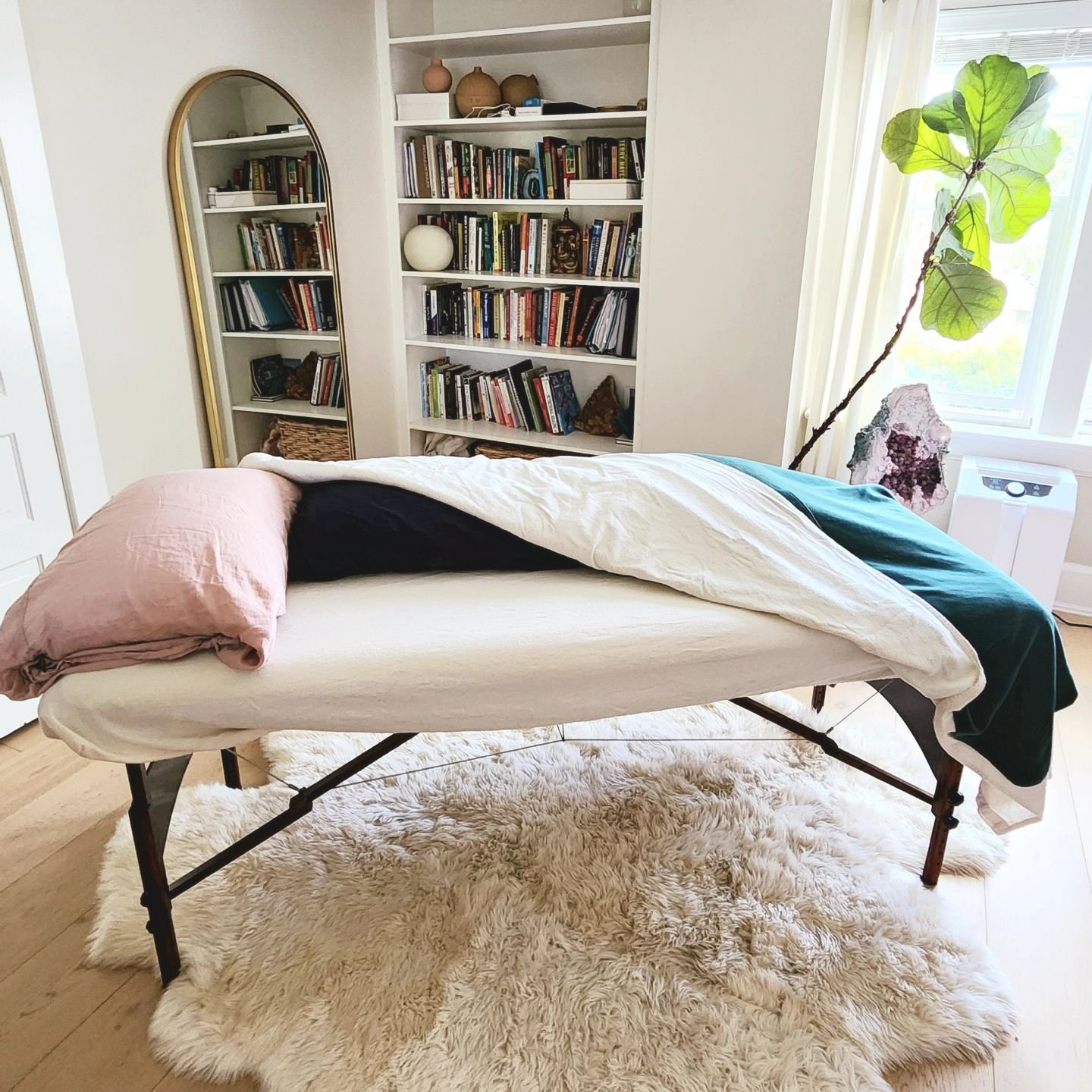 Cozy mobile massage setup for a mama-to-be. 🤰💆&zwj;♀️

At 37 weeks, her body is reaching the pinnacle of transformation. It is aching to be held and supported while she simultaneously holds and supports new life.

 #massagewithkrystel  #prenatalmas
