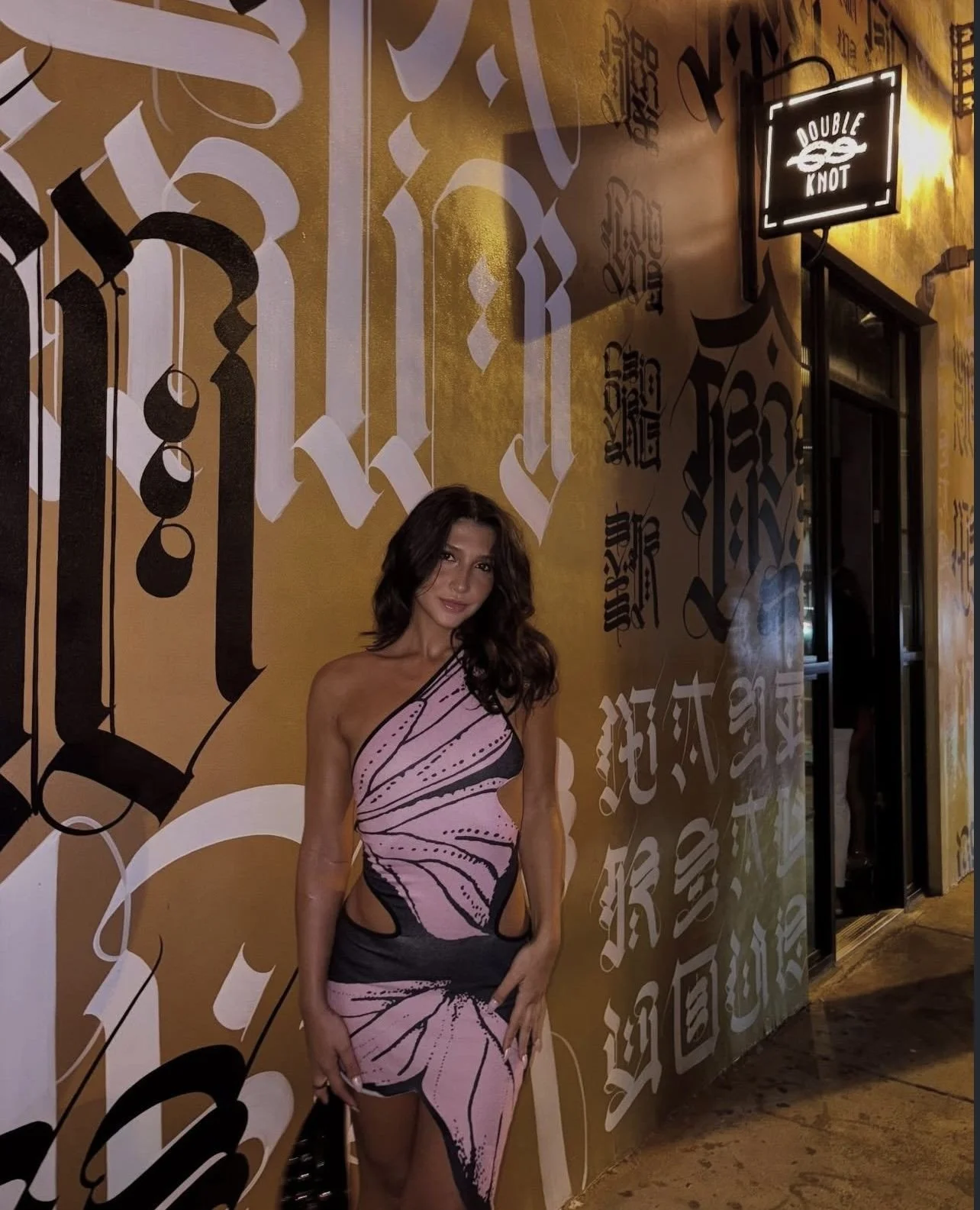 That moment you spot the Double Knot sign and already know you&rsquo;re in for a great night ✨🥢🥂⁠
⁠
Tap the link in our bio to book your next reservation!⁠
⁠
📸: @&zwnj;gabriella_colon_⁠
⁠
#dkmiami #schulsoncollective #miami #dinner # night out