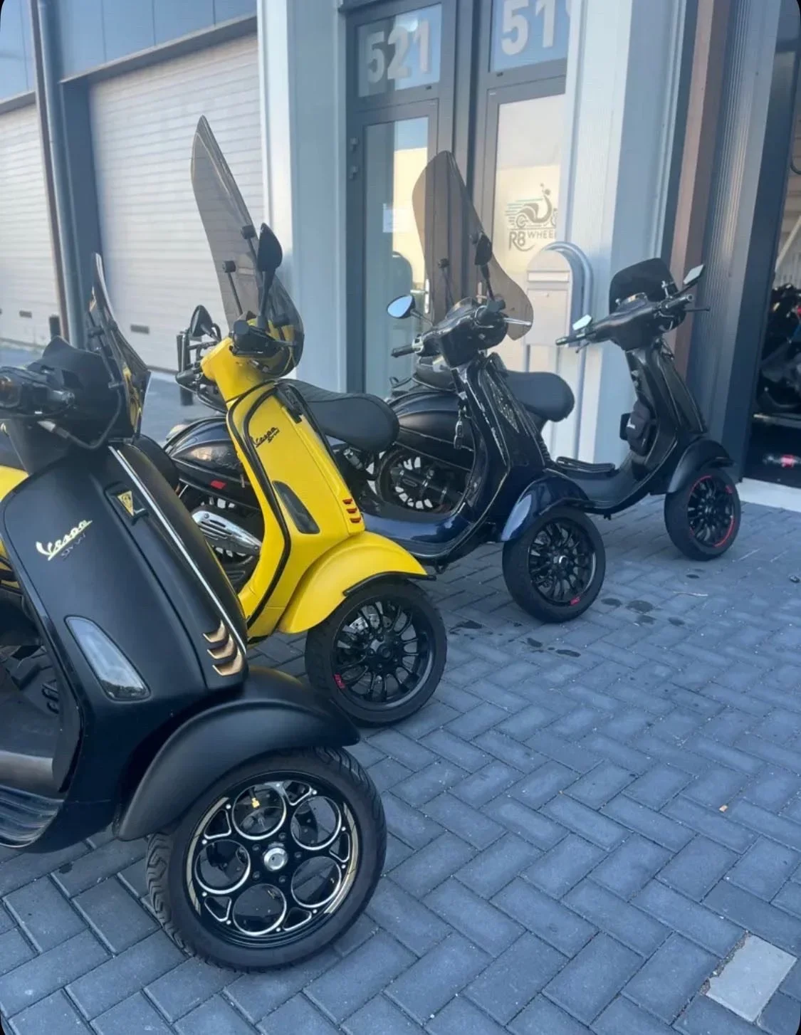 Scooters voor de ingang van RB Wheels