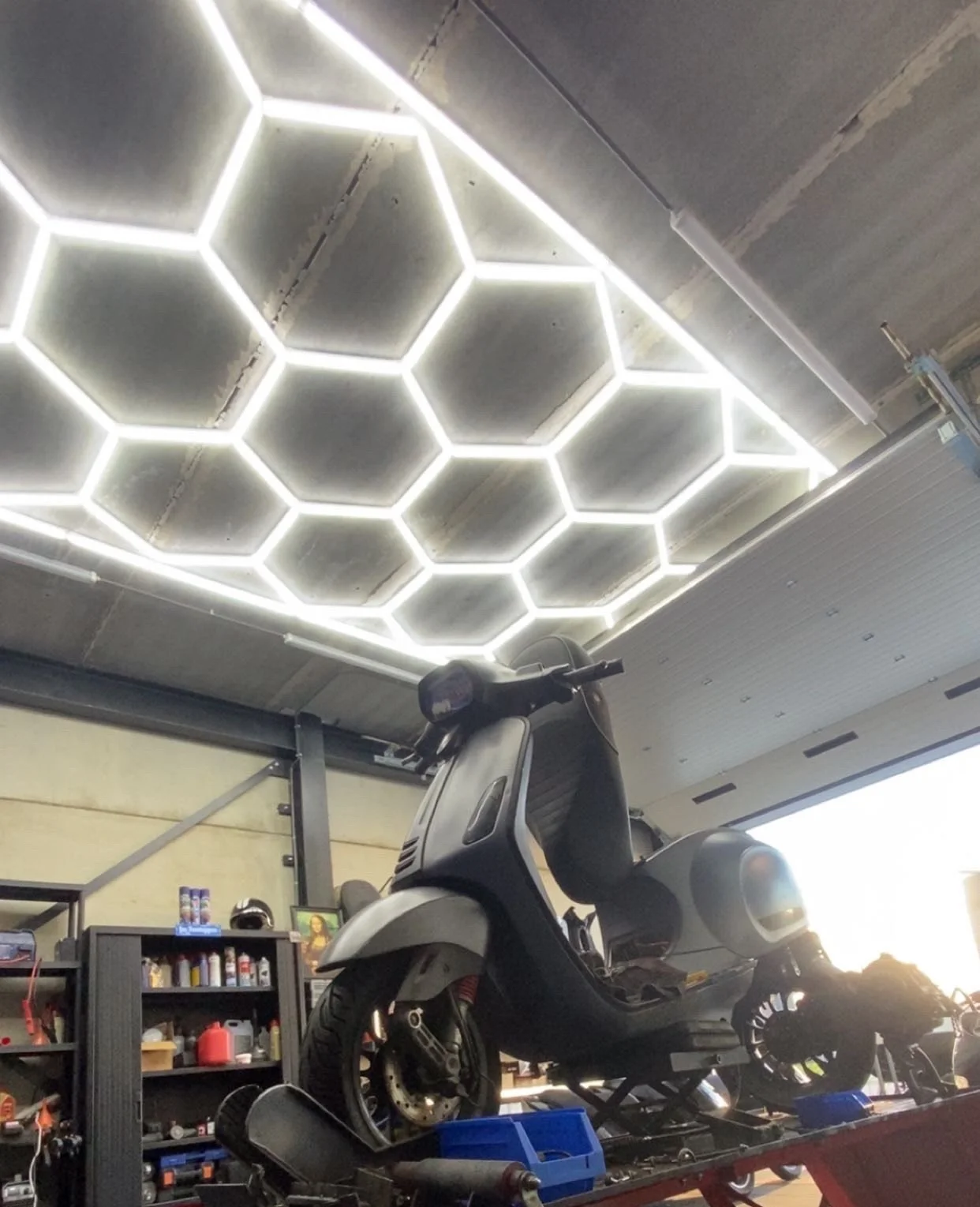 Scooter onder de werklamp bij RB Wheels