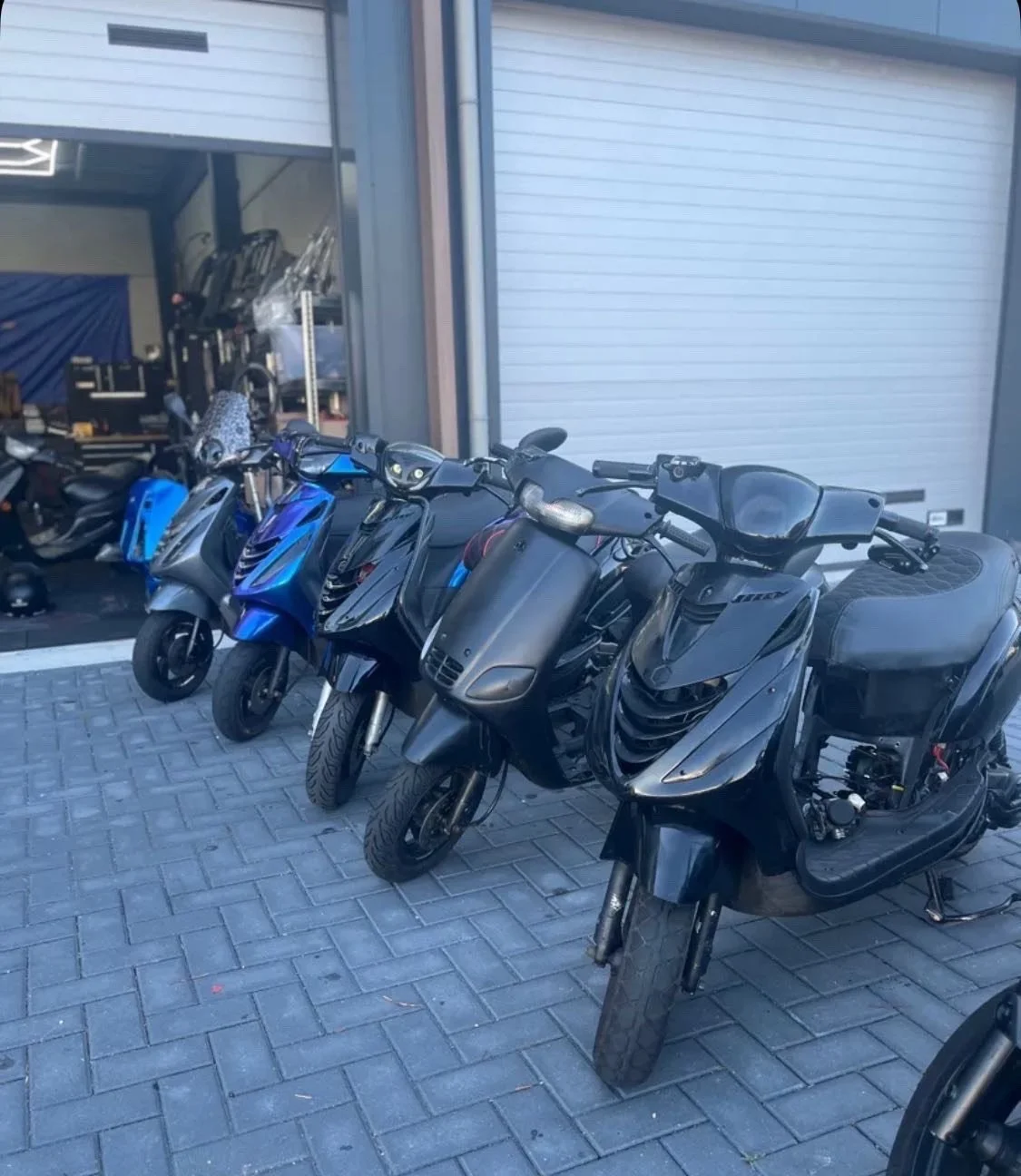 Scooters voor de deur bij RB Wheels Alphen a/d Rijn