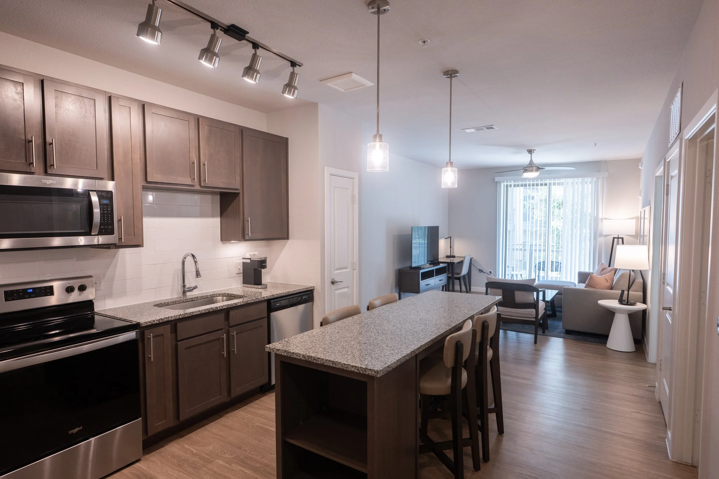 Temporary housing in furnished apartments and homes for data center workforce, ideal for long-term assignments in populated areas.