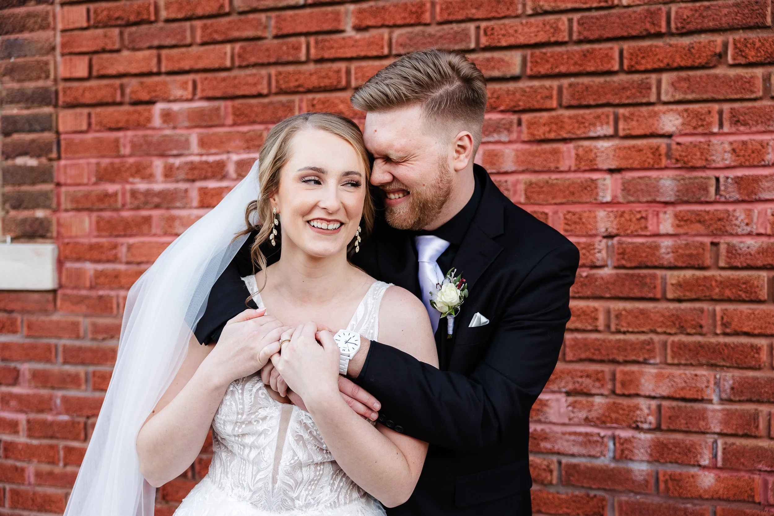 16-extra-couple-at-brick-wall.jpg