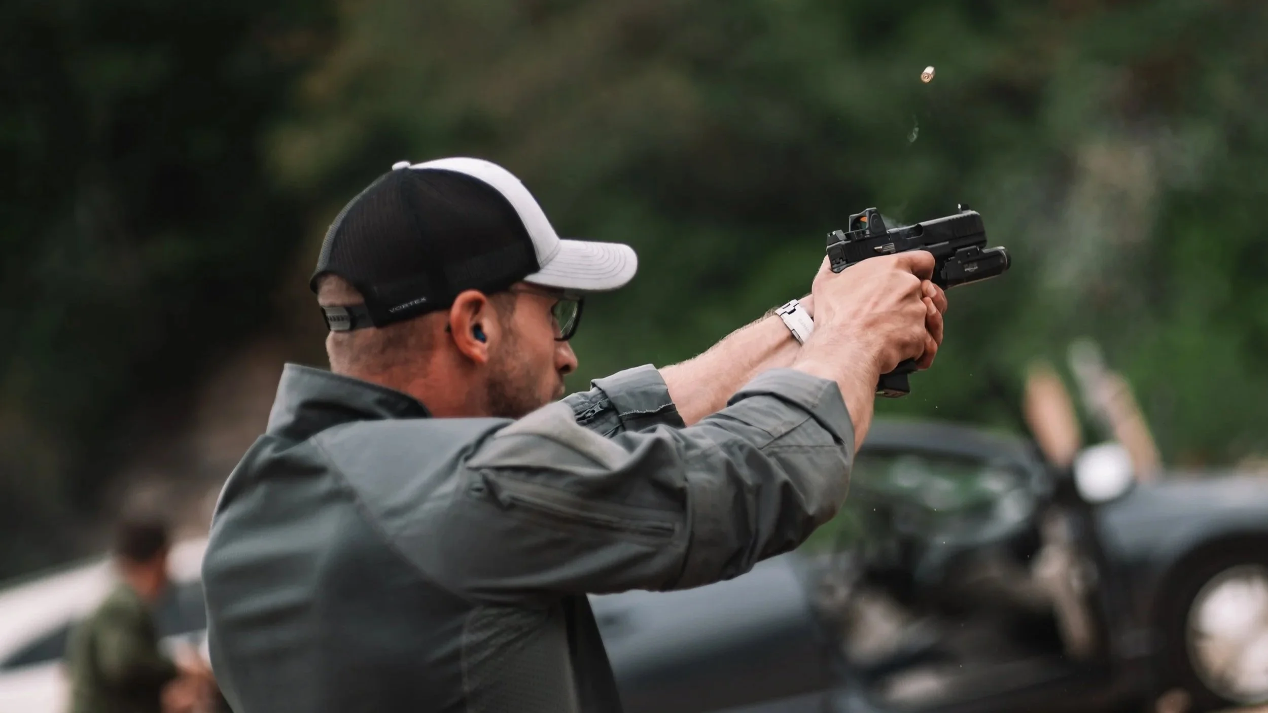 Dynamisches Pistolentraining und Schiesskurs von TWENTYTWO TRAINING im Freien.