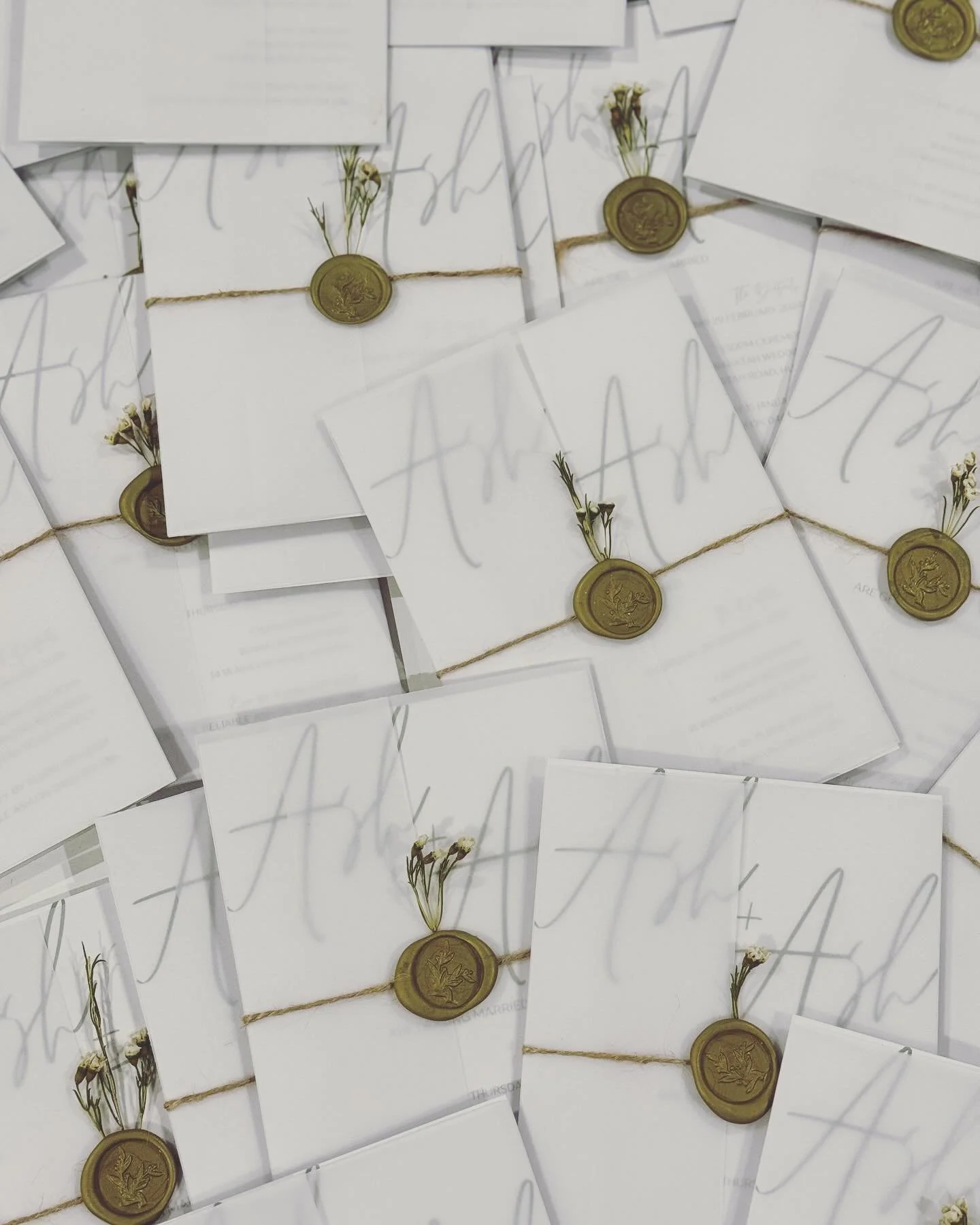 These beautiful invitations are on their way to their guests 💌📮
.
.
.

#weddinginvitationwaxseal #waxseal #diredflower #weddinginvitationflower