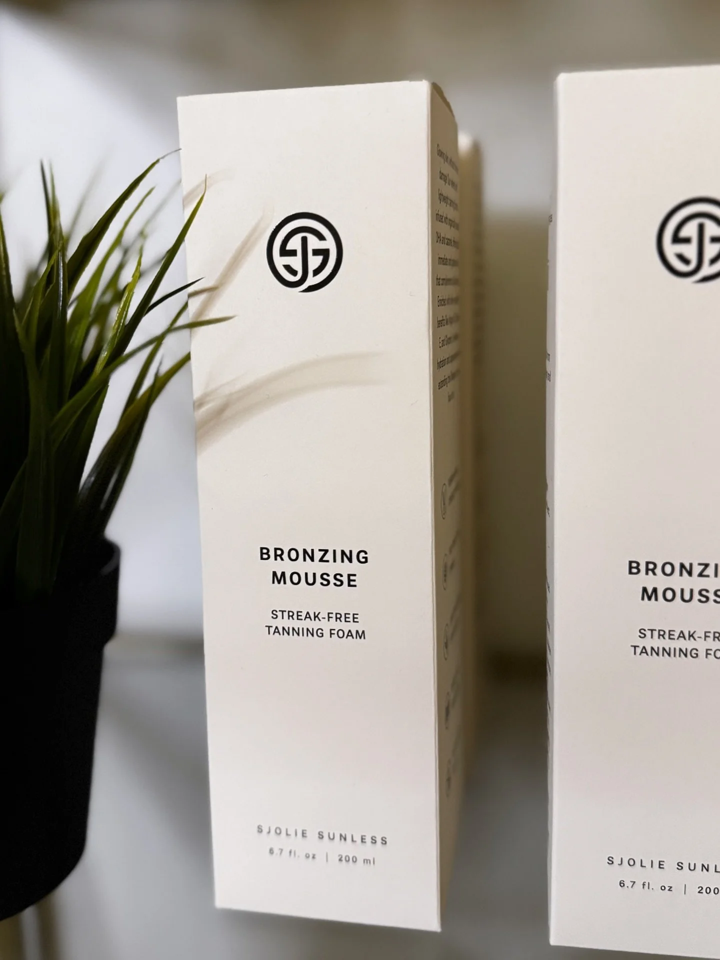 ✨ Extend your glow ✨
My go-to self tanner for maintaining that flawless bronze between appointments. 

Available now in studio! Dm to purchase🤎