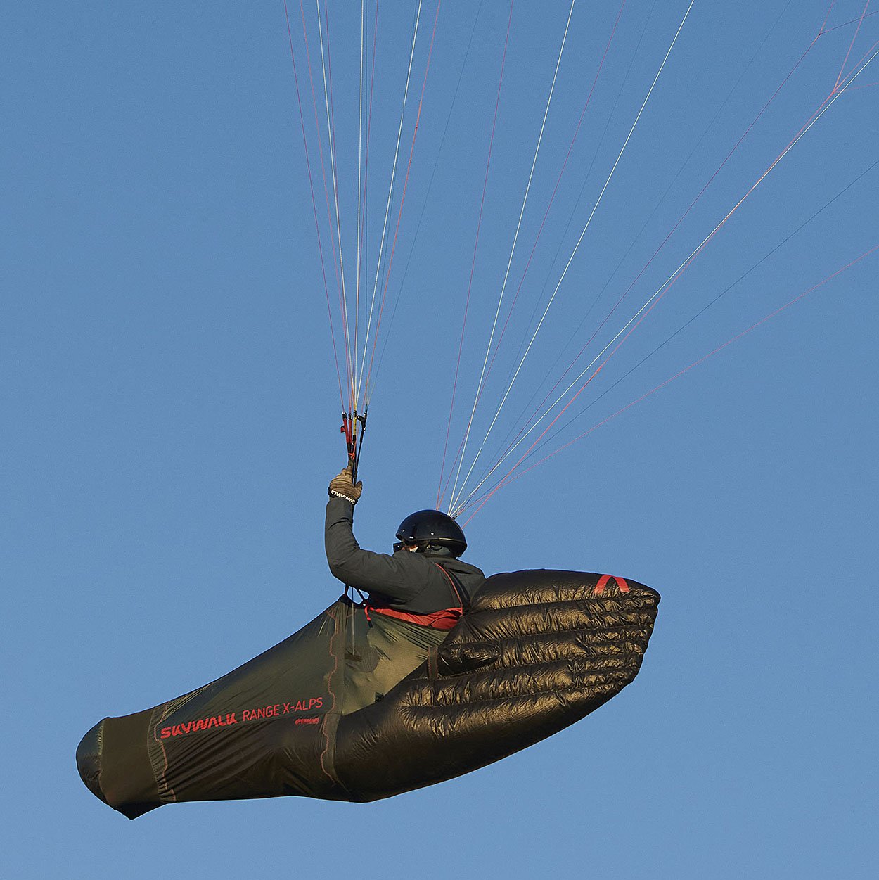 Paraglider in flight 02.jpg