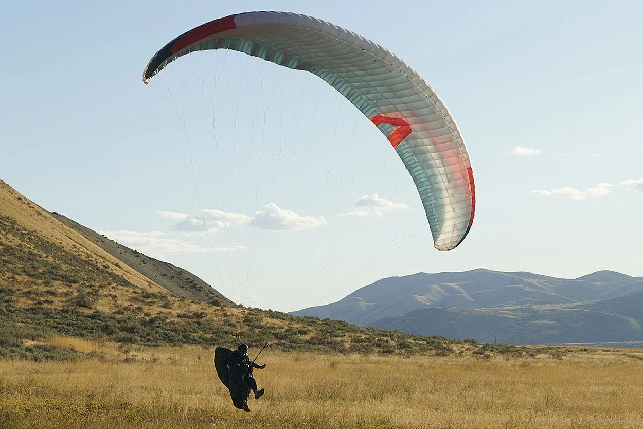 Paraglider landing 02.jpg