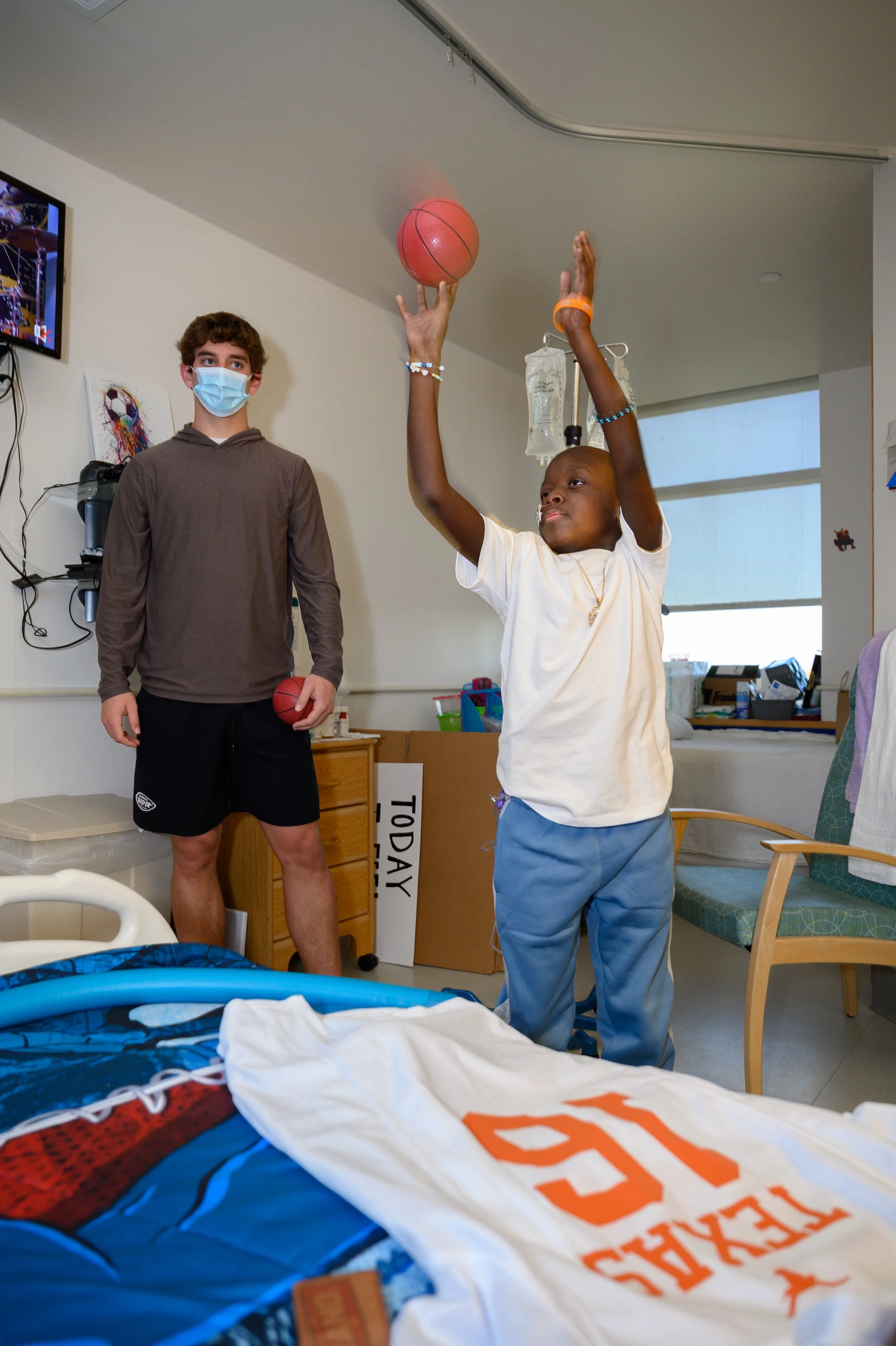 Arch Manning spread holiday joy to patients at Manning Family Children’s which was renamed for his family earlier this year