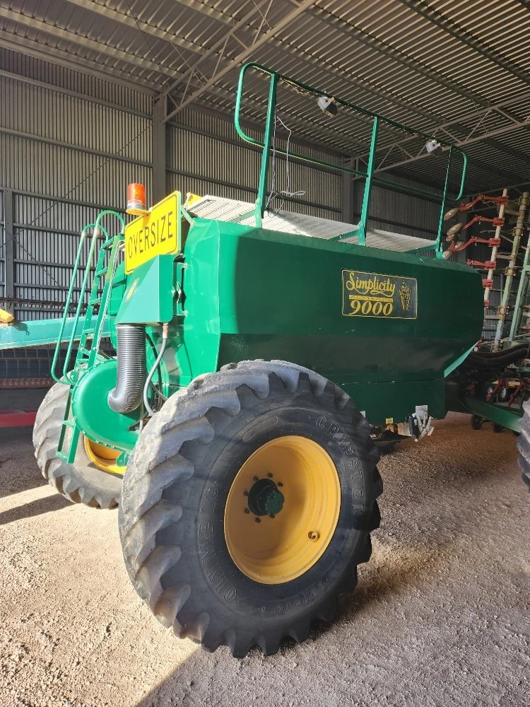 Simplicity 9000 L Tow Behind