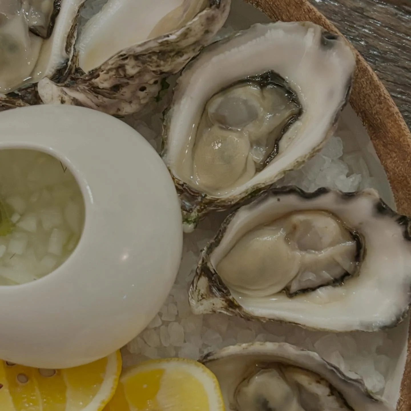 Friday plans = sorted 
$3 oysters 🦪 and Happy Hour from 4:30pm-6:30pm
Sip, snack &amp; unwind! The perfect way to start your weekend 
.
.
.
#happyhour #oysters #gerringongnsw #southcoastexperiences