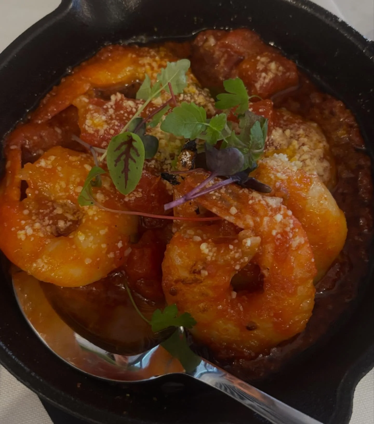 Our Sizzling Prawns&hellip;
Spencer Gulf prawns simmered in fragrant garlic oil, fresh herbs &amp; seasoned with sea salt

Pairs beautifully with the crispness of the Jules Taylor Sauvignon Blanc