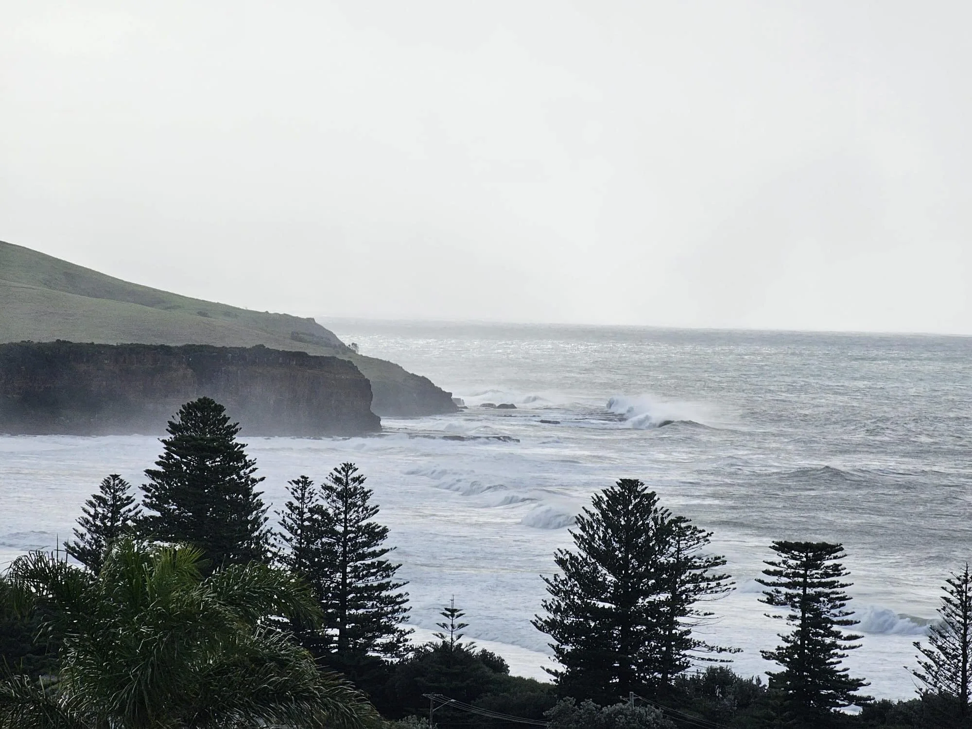 Rain outside, something warm waiting for you inside-  come and settle in with us at The Noble this evening&hellip;

~ Open from 4:30pm
~ Happy hour 4:30pm-6:30pm 🍸🦪
~ Kids under 12 y/o Eat free 🍽️
.
.
.
#gerringong #rainydays #barandrestaurant #so
