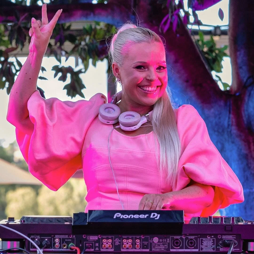 I'm a mumma but the only kitchen I'm cookin in is this one! 

Life is better with a chick at the end of the d-floor...slide into my DMs if you haven't already! Nxt season is 🔥 🎧

📷 @ernesttkw @airr.rural @pennylaneentertainment 

#bride #adelaide 