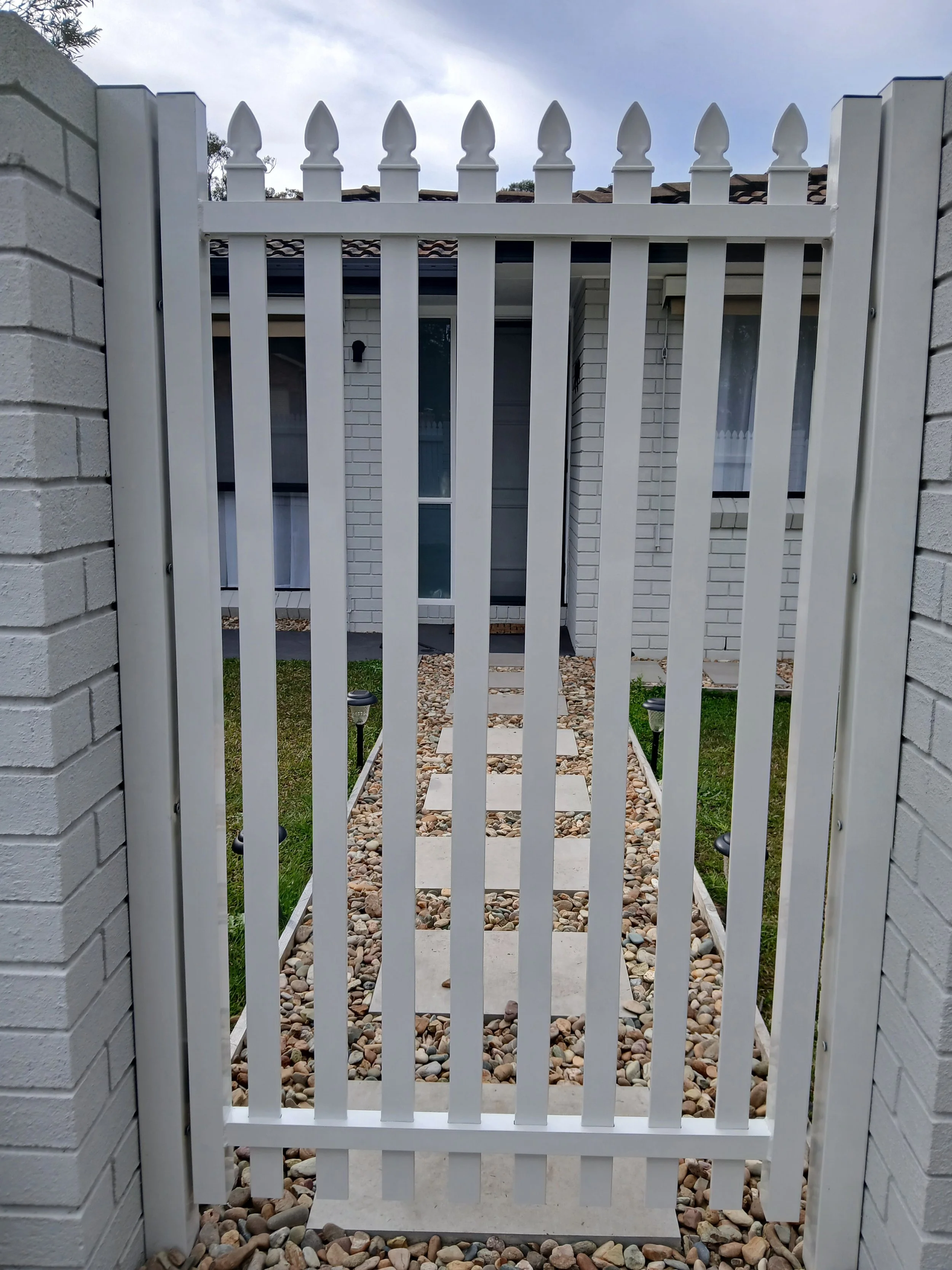 Aluminium picket gate