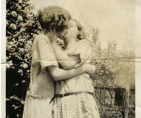 Le terme « lesbienne » signifie . . .