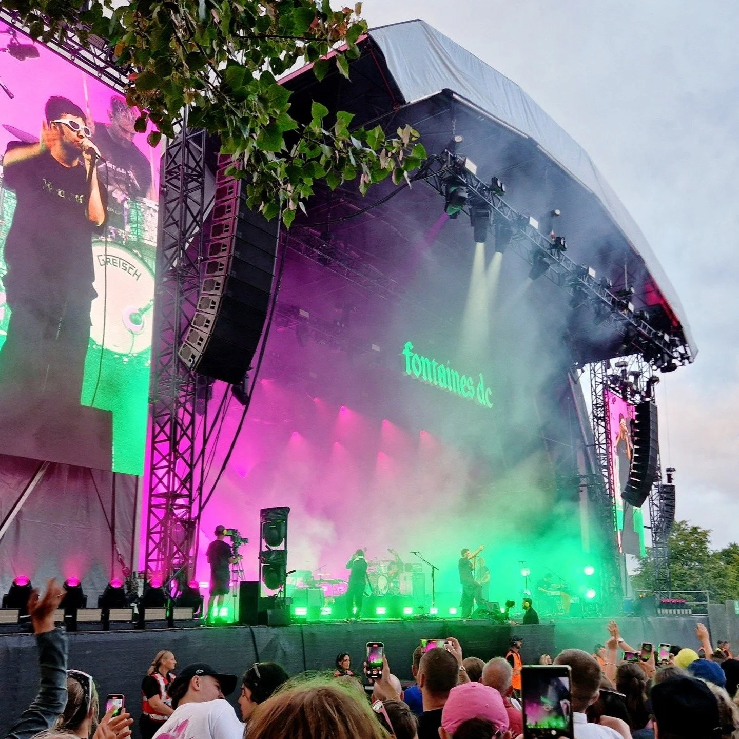 Heatwave or not, there's been plenty of Green snow floating around at SCENIQ HQ lately. We created these bespoke, giant snow globes for the current @fontainesband , utilising our in house 3D Printer to create each scene.

Show design and direction - 
