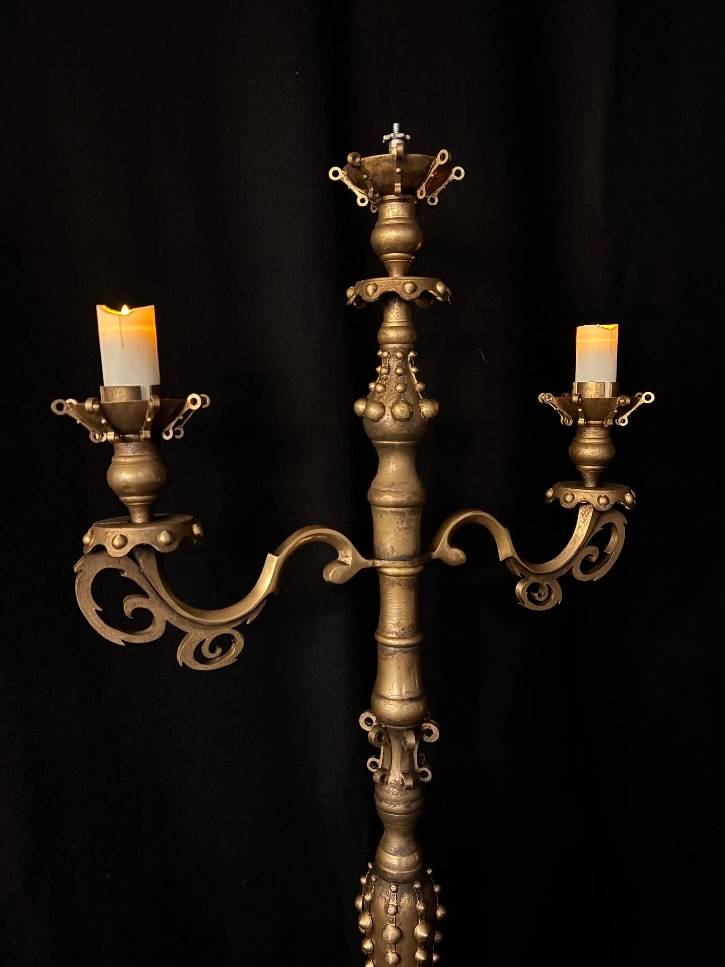 Could these be the grandest mic stands ever seen on stage? 

We created these Candelabra style mic stands for @wearevoila who are currently out on the road with their fantastic show.

Tour &amp; Production Mgmt &ndash; @lomaxaudio 
FOH &ndash; @_finn