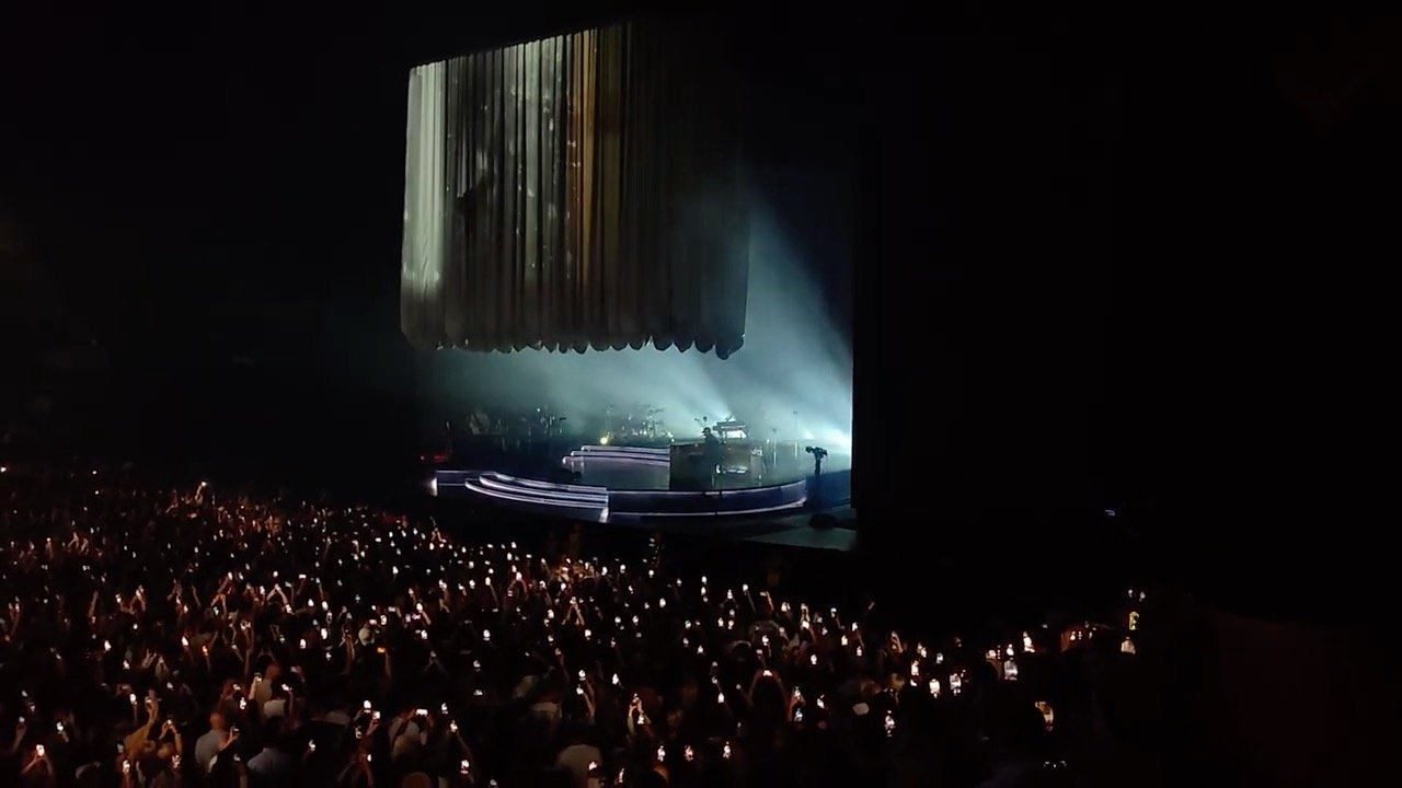 ✨ A full SCENIQ complement for @lewiscapaldi current tour ✨

We&rsquo;re proud to have created the giant 15m x 15m Venetian that sits downstage - revealing beautifully at the start of the show, along with the 48m-wide pleated backdrops that split sea