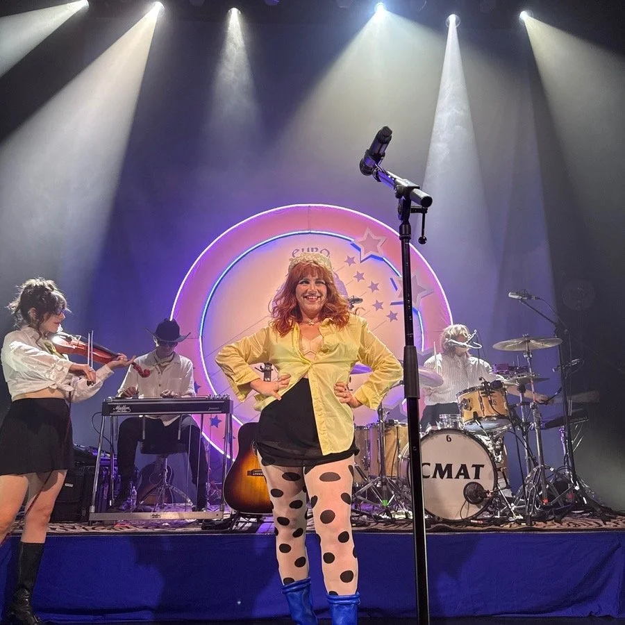 Chicago got the full CMAT sparkle ✨ with her giant Euro coin built by us at SCENIQ! Neon edges, 3D stars, and a glowing triple-print centre made it shine almost as bright as the show itself.
📸 Kate Bucklin