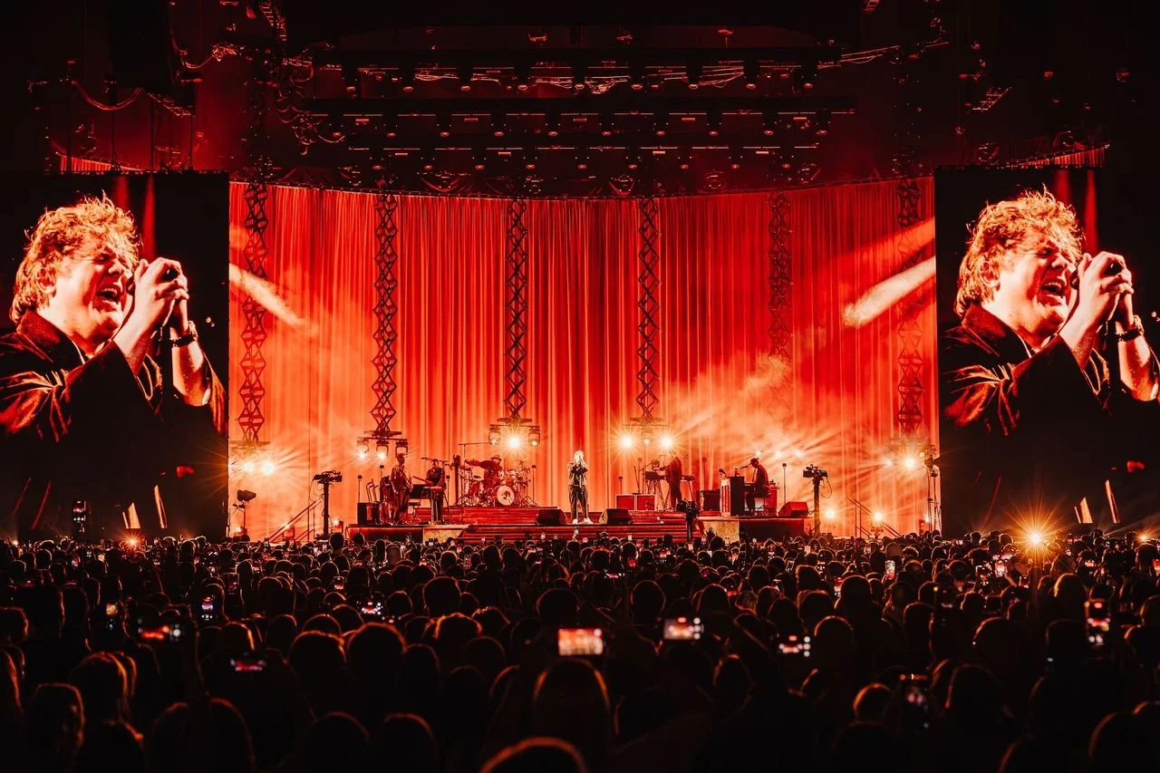 After an incredible sell out run in the UK, @lewiscapaldi now heads out to a completely sold out leg in Australia and New Zealand, along with the full complement of bespoke SCENIQ made drapes. We are over the moon with how this turned out. 

Set &amp
