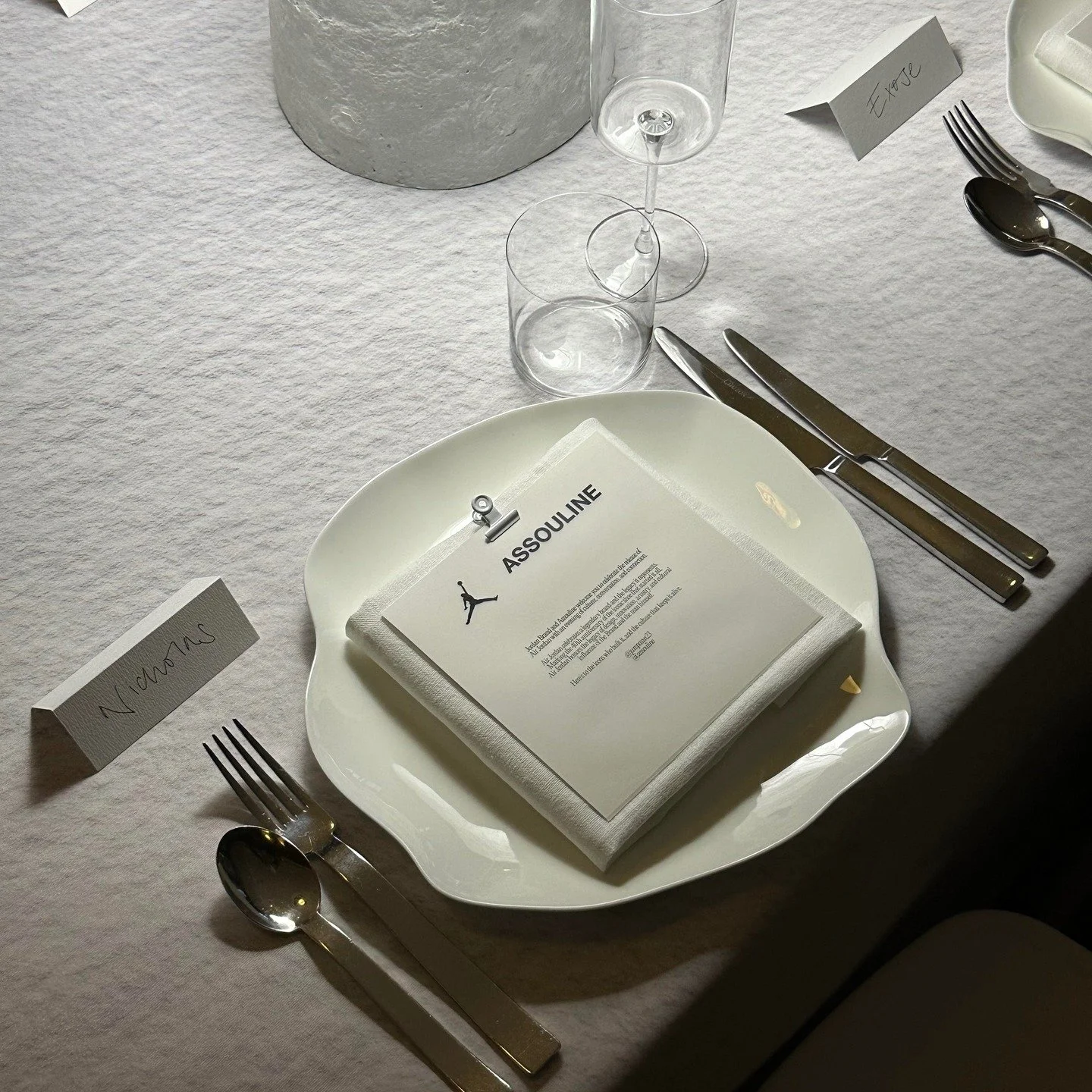 From epic stadium productions to exquisite dinner settings, Sceniq brings imagination to every detail.

With specialist printing techniques and our in-house creatives, we crafted these bespoke tablecloths for a prestigious London launch dinner, provi