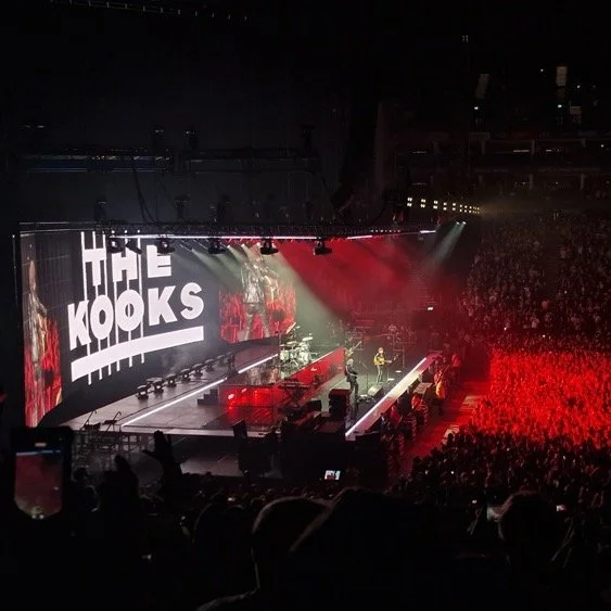 The Kooks are on tour, and we added a little extra shine: custom metal mesh riser fronts and a crisp white stage surround to finish the stage perfectly.

#Sceniq #StageDesign #TourLife #LiveShowMagic #StageSet #MetalMeshRisers #WhiteStageSurround

📸