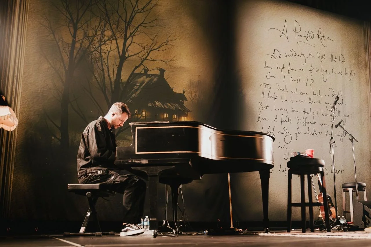 Loving these stunning shots of @dermotkennedy on his current UK/Europe tour! His SCENIQ-made backdrop is out there on the road with him, looking absolutely epic under the lights. 

Creative and show design - @ops_eats_lights and DK.

Production and l