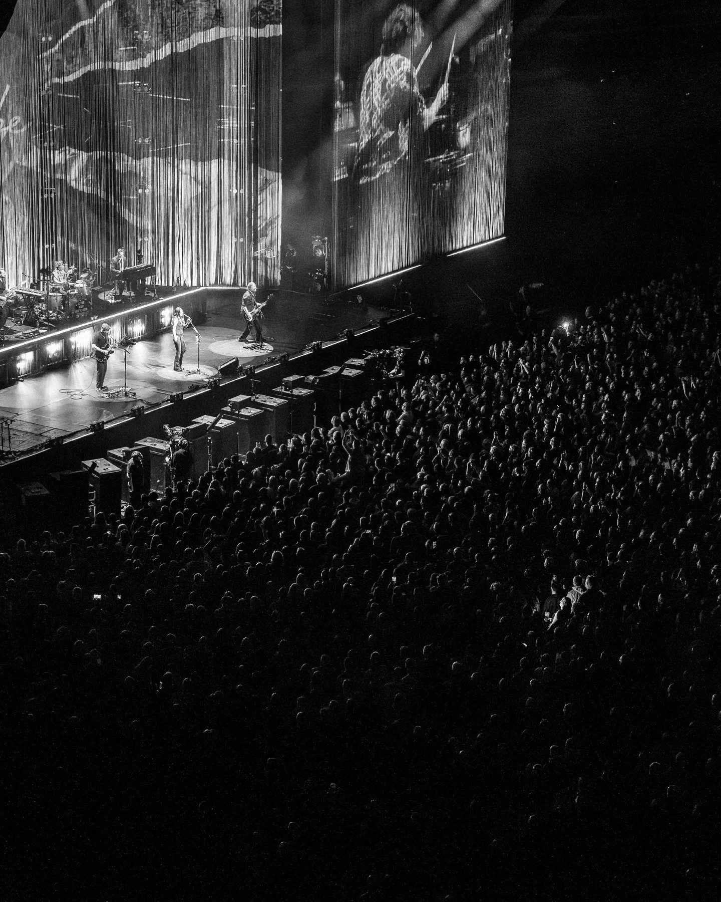 Back-to-back homecoming shows in Glasgow for @amy__macdonald

Sitting behind her on stage was her SCENIQ-made string drape, a key scenic element of the show and a beautifully effective surface for projection.

The layered construction gives the stage