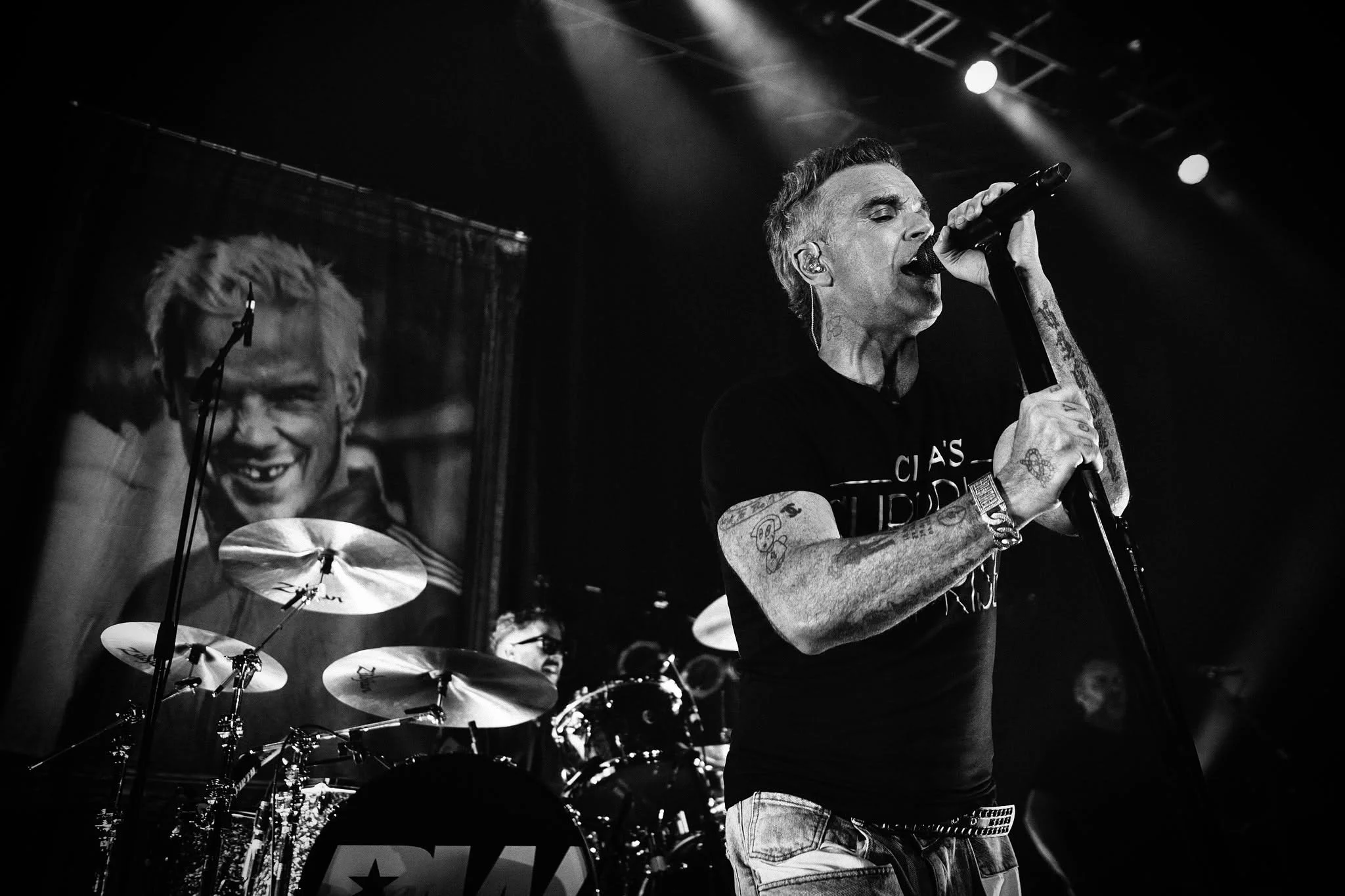 Robbie Williams &ndash; Long 90s Tour

Behind Robbie sits not one, but two SCENIQ backdrops, featuring a 'beautiful' framed portrait of the legend himself.

Using a double rip-strip reveal, one drape hangs in front of the other and can be cleanly pul