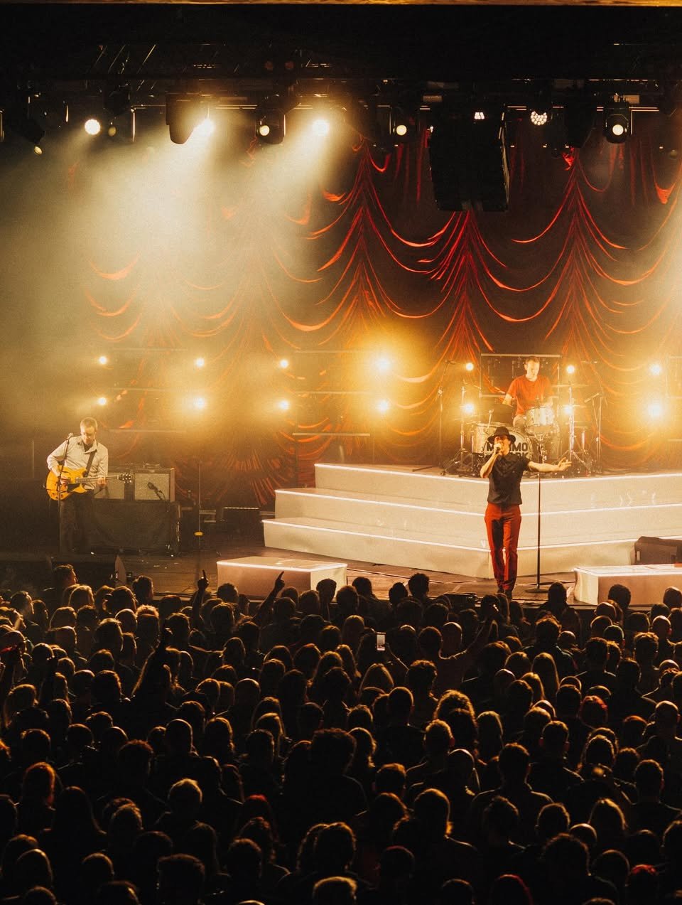 Maximo Park out on their latest tour and we had an absolute blast bringing this one to life 🙌

Working with the lovely @willgrubb_ we created a crisp gloss white riser look, finished with custom LED detailing to define every single edge ✨

#Sceniq #