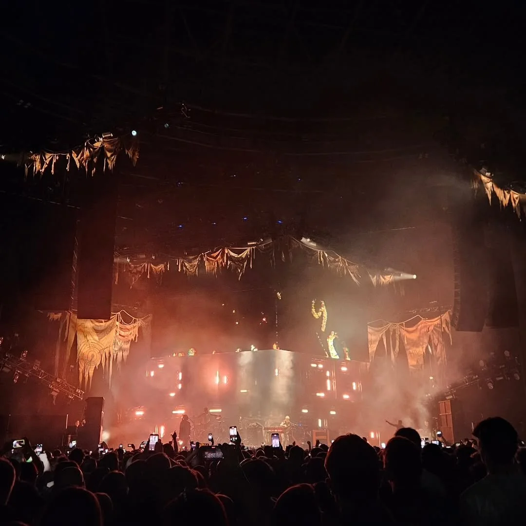 Doesn&rsquo;t get much more punk than this.
Giant flags for @theprodigyofficial - Firestarter vibes, fire-retardant reality. #Staging #Sceniq #TheProdigy