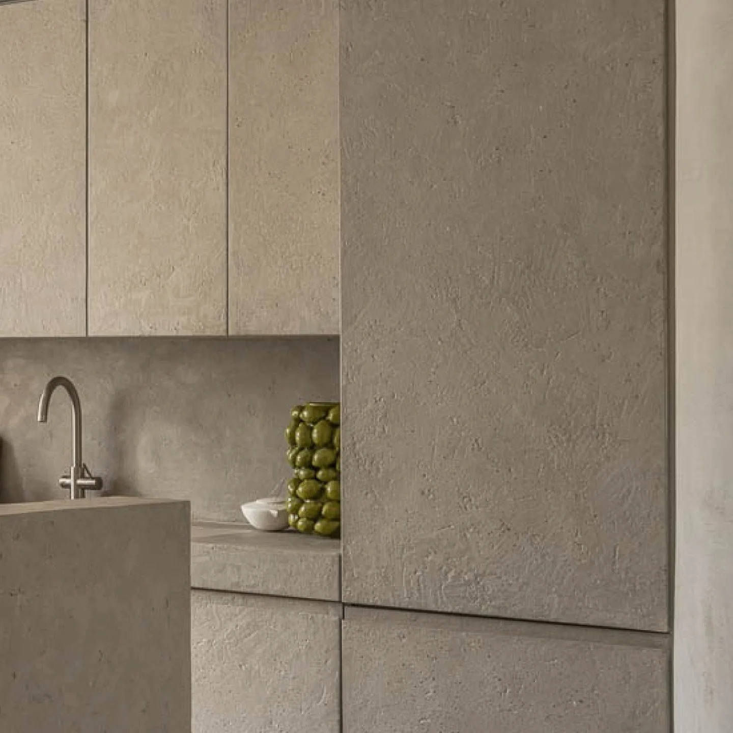 In this kitchen design, we carefully selected natural textures and earthy tones to establish a sense of warmth and understated sophistication. The seamless integration of stone-inspired surfaces with clean, minimalist lines offers a harmonious blend 