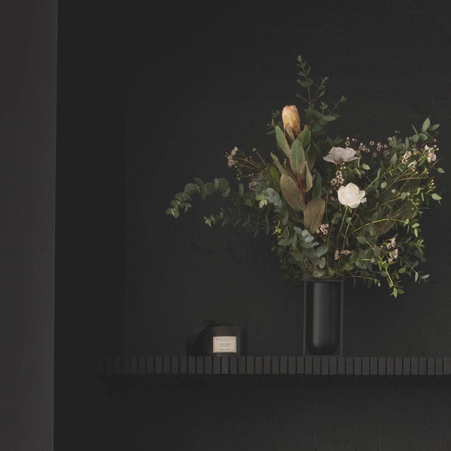 In the details, we find depth.

The muted elegance of black meets the natural beauty of curated botanicals, creating a serene balance of structure and softness. 

Simplicity elevated, mood amplified.

*

Location : Antwerp
Design : Anouk Taeymans
Pho