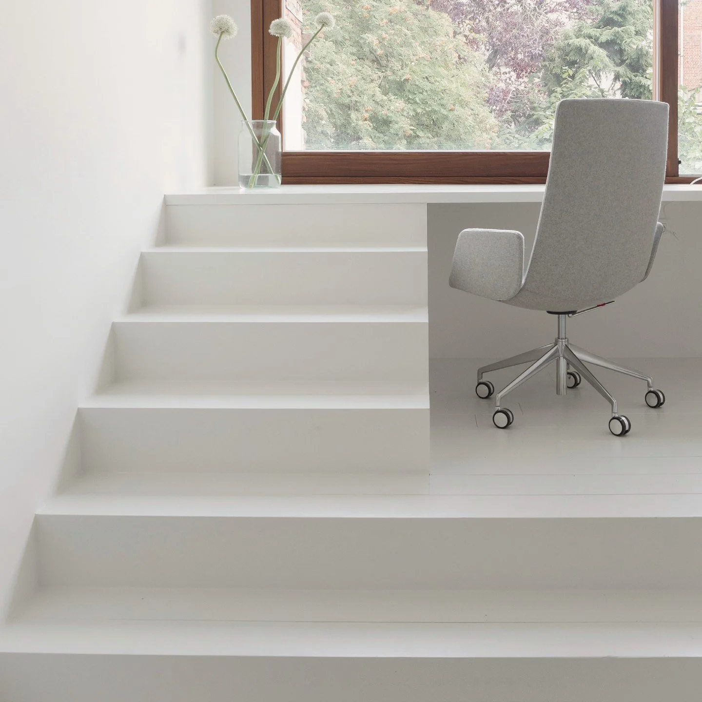 We believe that even the most functional spaces can be designed with elegance and simplicity. This custom workspace embraces clean lines and a minimalist aesthetic, with integrated stairs that lead to a serene roof terrace, enhancing both form and fu