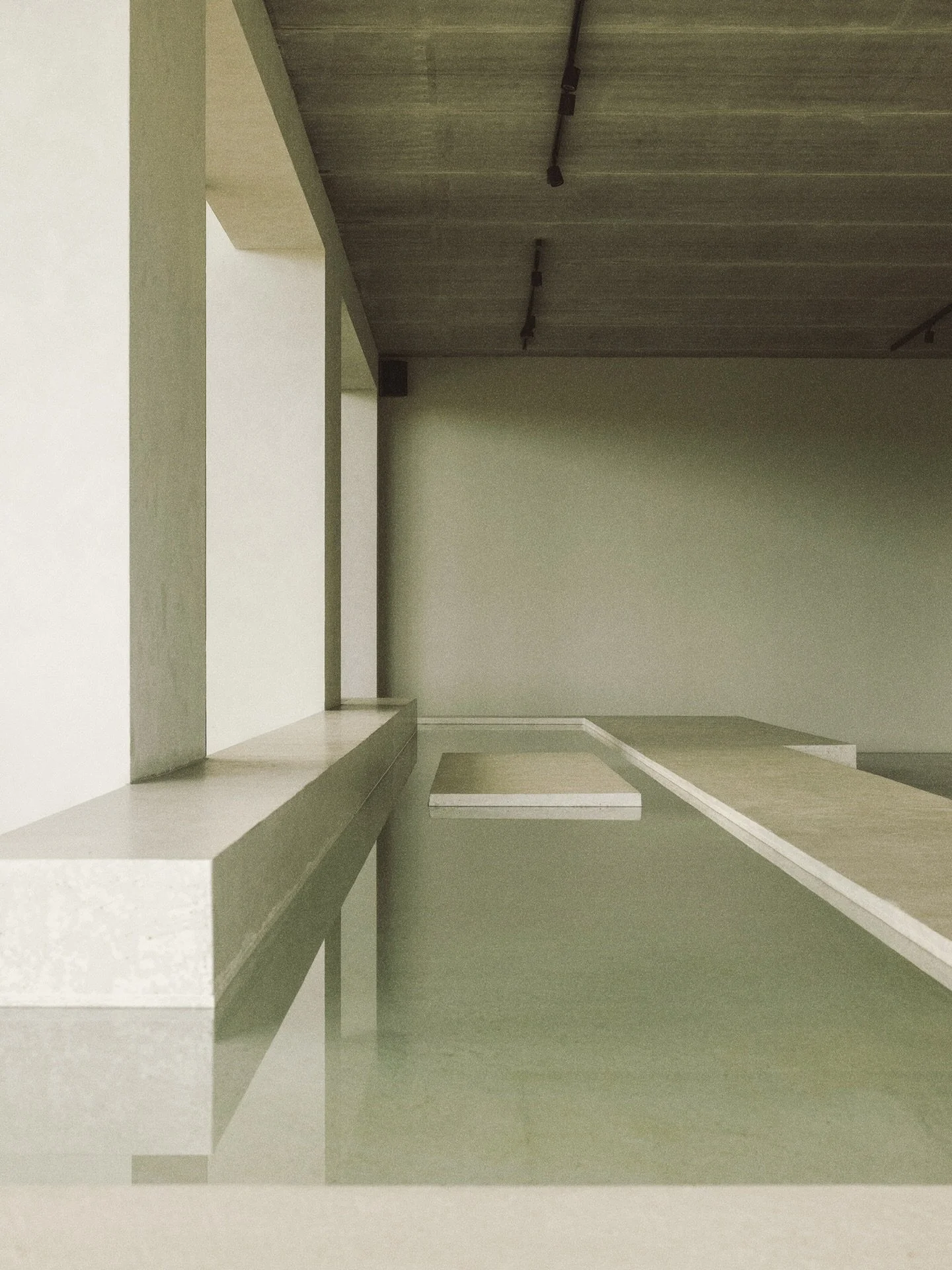 Ons favoriet deel van de showroom van Royal Botania - het lounge-eiland - omgeven door water. 
Bij het ontwerp hebben we er bewust voor gekozen om mensen te laten vertragen bij het binnenkomen. We wouden geen typische showroom, met de ene meubel-set-