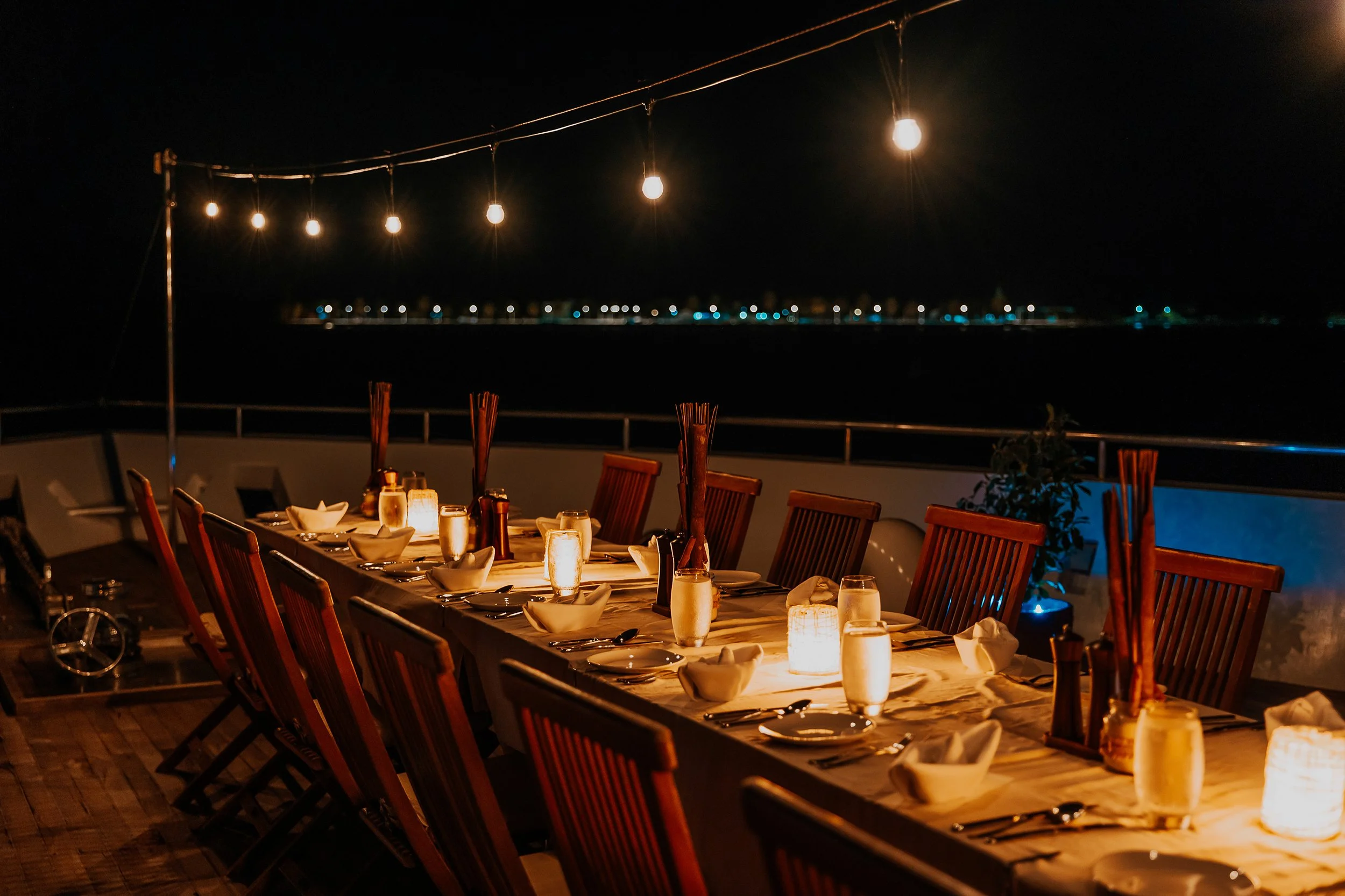 Coral Bliss Maldives_Scubaspa_Abendessen unter Sternenhimmel.jpg