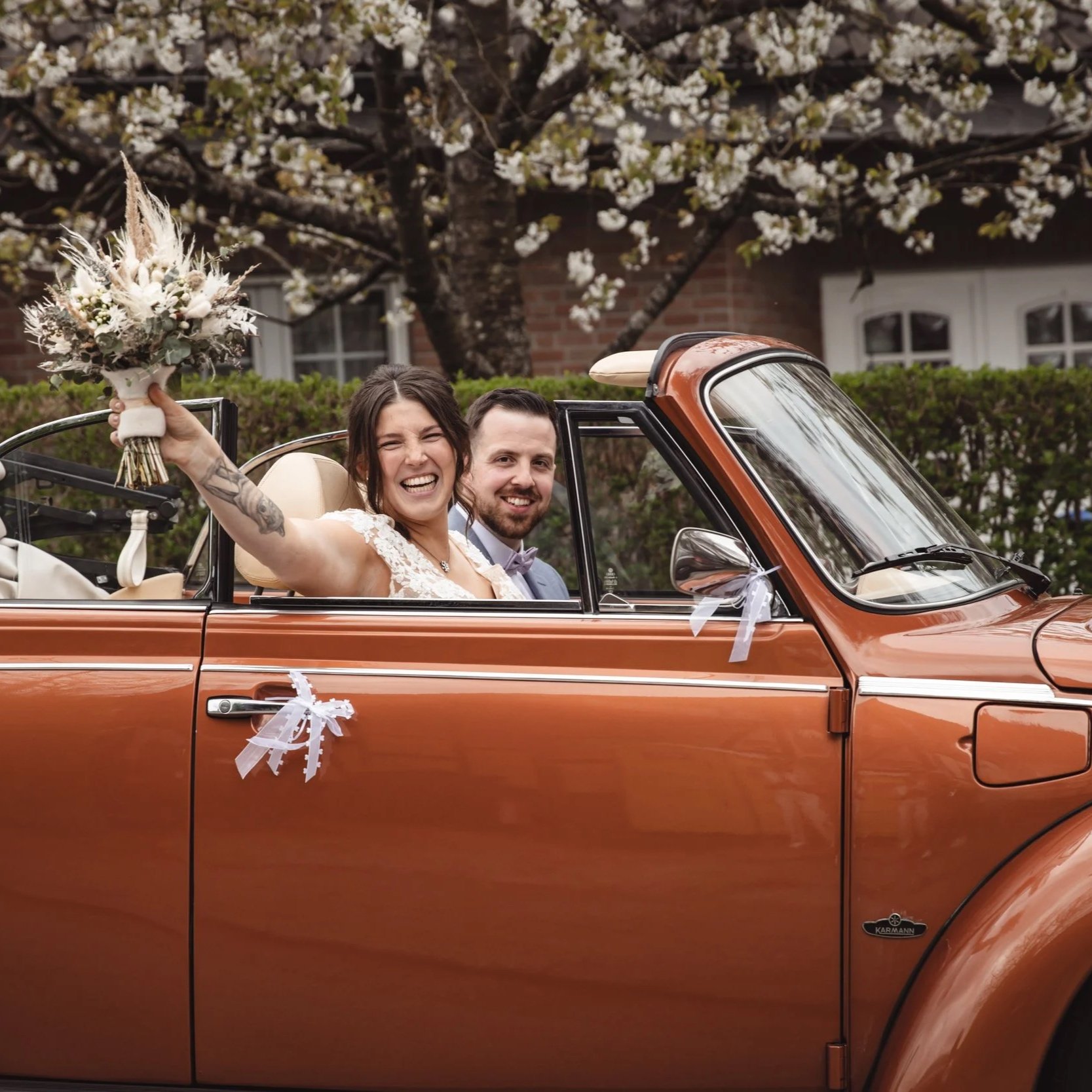 Brautpaar im Oldtimer-Cabrio in der Eifel
