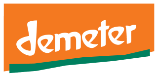 Logo mit orangefarbenem Hintergrund und dem weißen Text 'demeter'