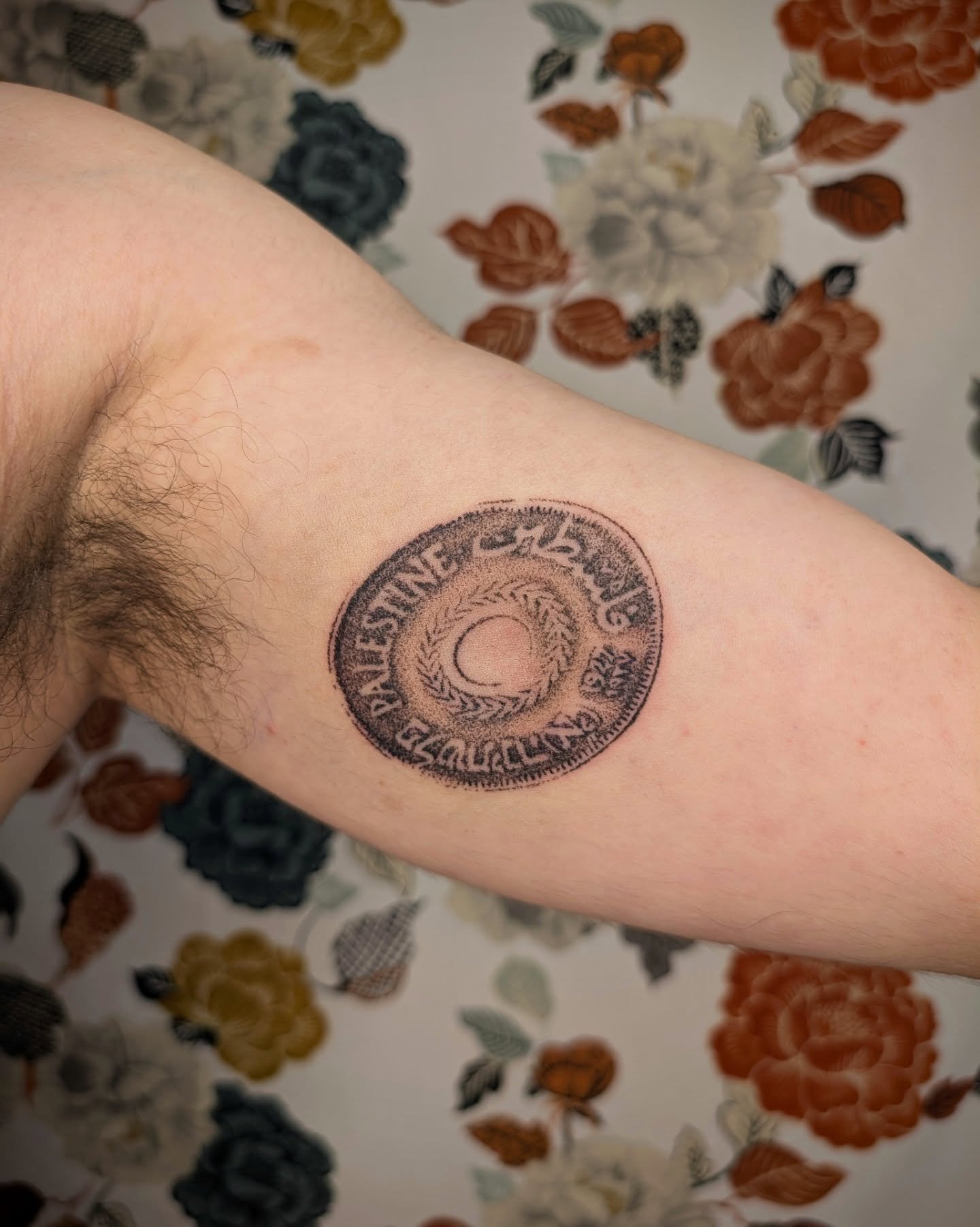 Palestinian coin for Haniel, thank you so much for your trust on this piece 🙏🙏🖤🍉 

(free Palestine always, end colonialism, abolish 🧊, in case it wasn't clear, if you disagree unfollow me but I'm pretty sure y'all are cool, right?)

.
.
.
#handp